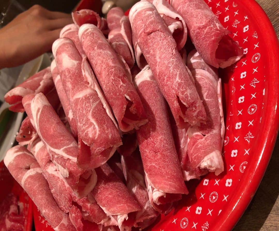王子谷剛志さんのインスタグラム写真 - (王子谷剛志Instagram)「肉の日はジンギスカンに。 ノムログさん @nomurogu が投稿されていたのを見ていきたいと思い、別店舗に行ってきました。😋 たんしゃぶを注文すれば牛の置物がジンギスカンを注文すれば羊の置物が一人前につき一体増えていく仕組み。 堪能できました！！😎 #肉の日 #ジンギスカン #タン #しゃぶしゃぶ #めり乃新宿店 #先輩と後輩と3人で #食との出会い #ジタニ食堂」2月10日 21時25分 - takeshiojitani
