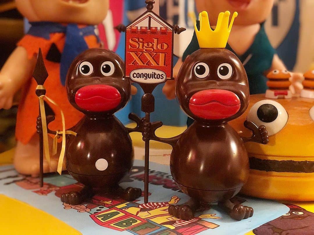 大川知英のインスタグラム：「70's LACASA corporation🇪🇸 conguitos🍫king🔱&vassal⚜️ クチビルオバケの激カワなスペインの チョコレートのアドキャラ🧘🏼‍♂️ チョコ好きな僕はバレンタインには このチョコが欲しい🤡UPI❗️ #lacasa#conguitos#king#vassal #70s#spain #クチビルオバケ #チョコレート #advertising#家来集めたい #バレンタインはこのチョコ #amecajiboys #takatsubase #アメトイ部キャプテン」