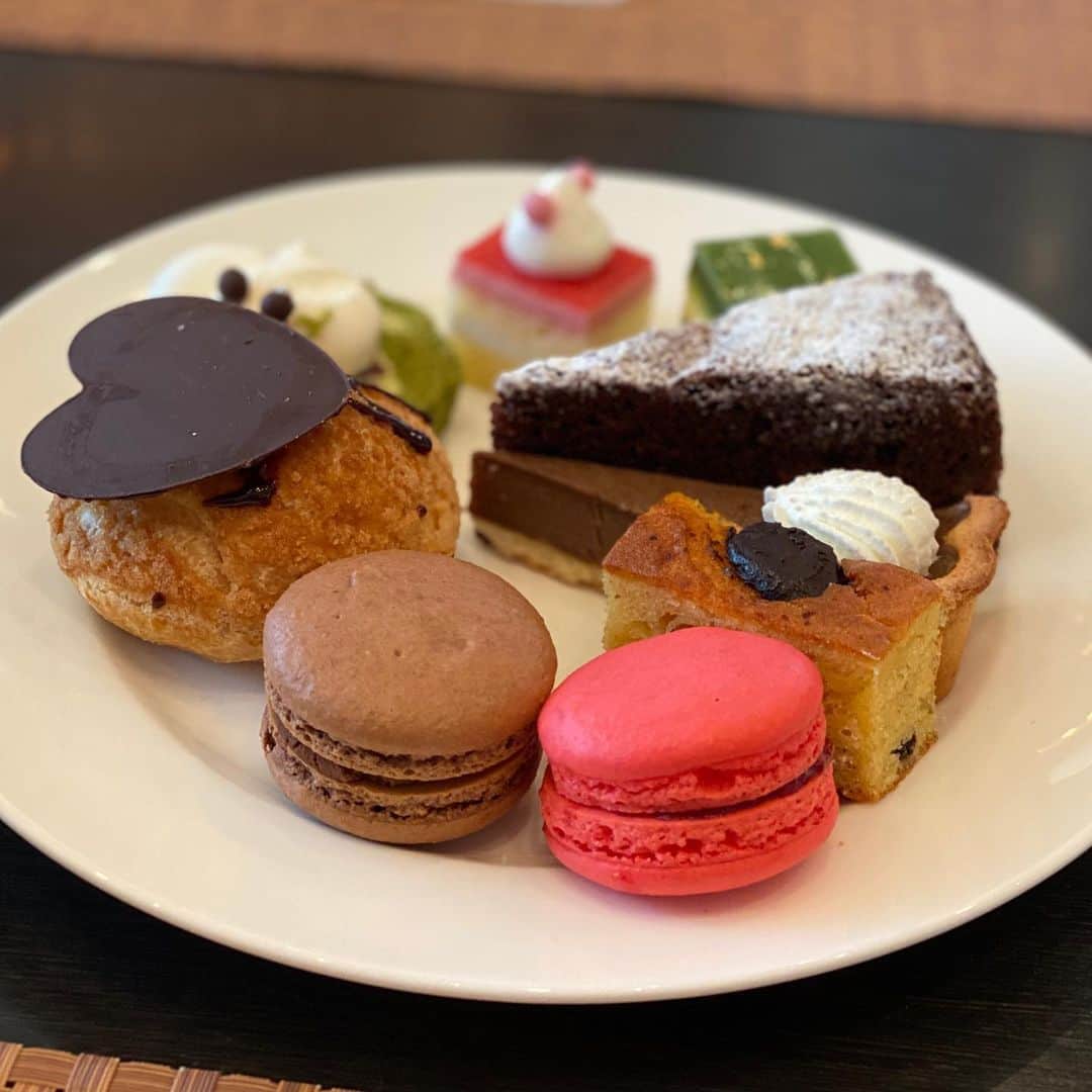 のインスタグラム：「・ 今年も行けた💕 ・ ランチブッフェのスイーツがバレンタインの特別バージョンになって、スイーツの種類が増える❣️ ・ スイーツしか写真撮らなかったけど、ステーキ、ビーフシチュー、パスタ、サラダ、色々あって、クーポン使うと約2000円♬お得♬ ・ ・ #富山ランチ #anaクラウンプラザホテル #クラウンプラザホテル富山 #ランチブッフェ #富山ランチ」