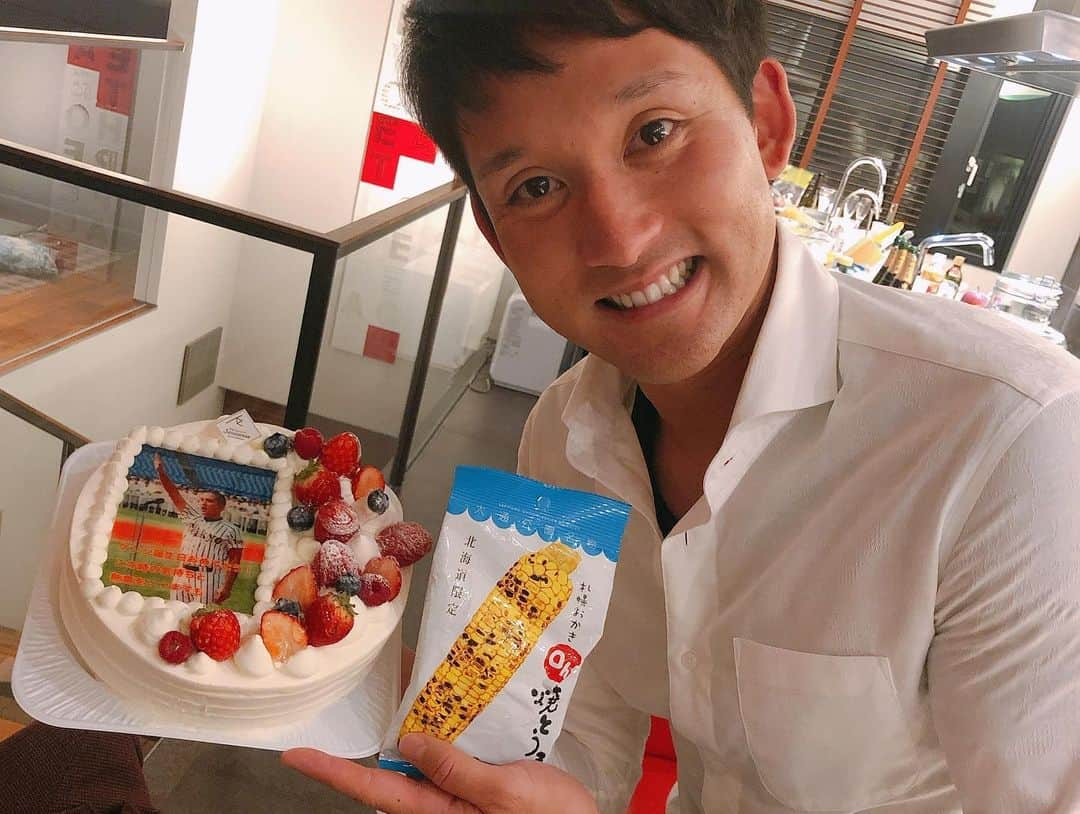 杉谷拳士さんのインスタグラム写真 - (杉谷拳士Instagram)「誕生日🎂 たくさんの人にお祝いしてもらいました😊♫ 誕生日は2月4日なんですが前後1週間までは誕生日だと思ってます(๑˃̵ᴗ˂̵)笑‼︎ ありがとうございます😊 嬉し杉谷拳士♫ポンポーン♫‼︎^ - ^  明日から第3クール 熱い気持ちで頑張りましょう😉  #誕生日 #谷内は2月3日 #前後1週間 #1人ウインクはやばい #エハラマサヒロ #りんたろー #嬉し杉谷拳士 #北海道土産 #yoshimi #熱い気持ち #バレンタインデーまであと4日」2月10日 21時27分 - kenshi.02