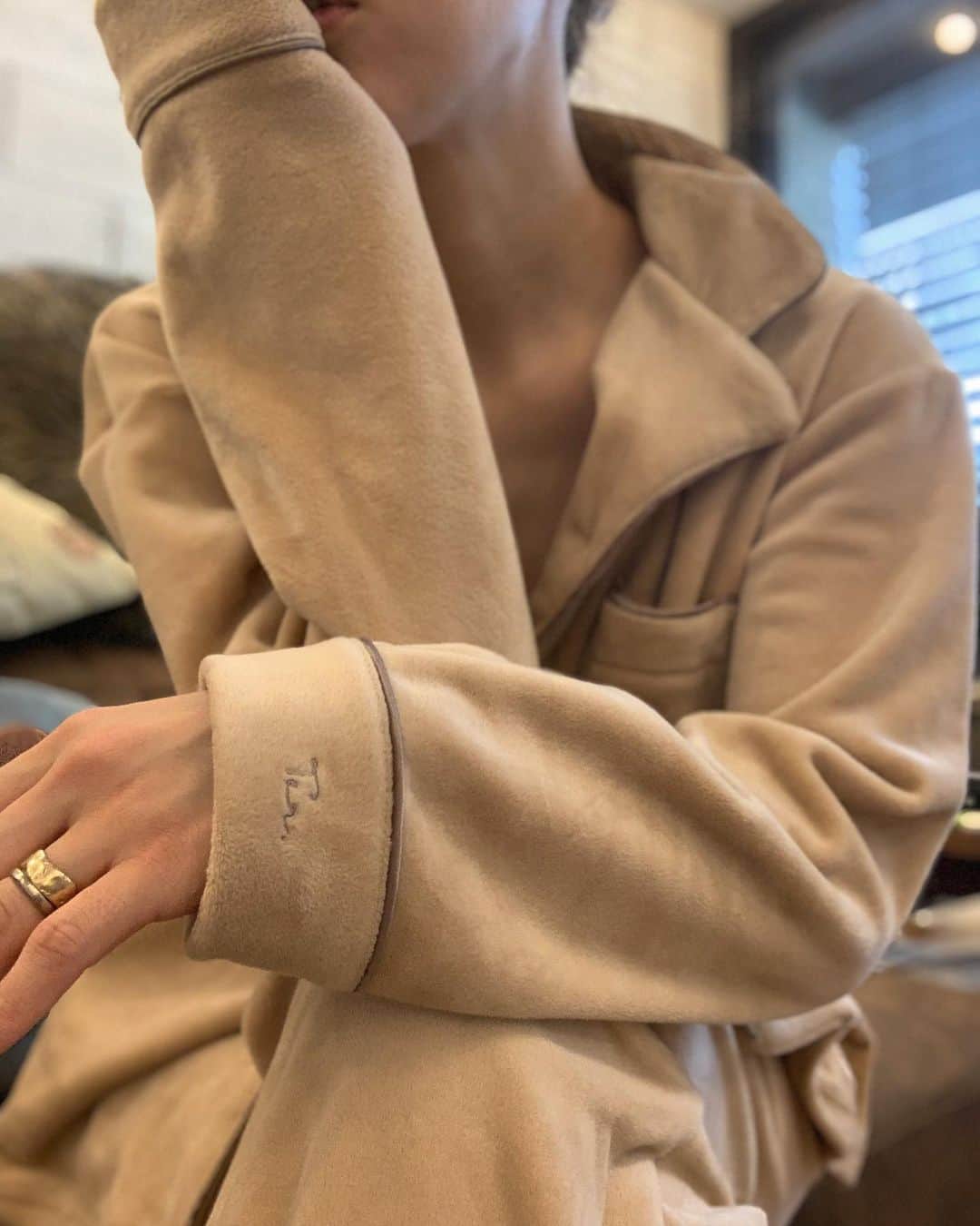 nanako itoのインスタグラム：「あったかぁくてきもちよい。 もうすぐ暖かくなるそうだけどもう少し着れるかな . @territoire_official #territoire」
