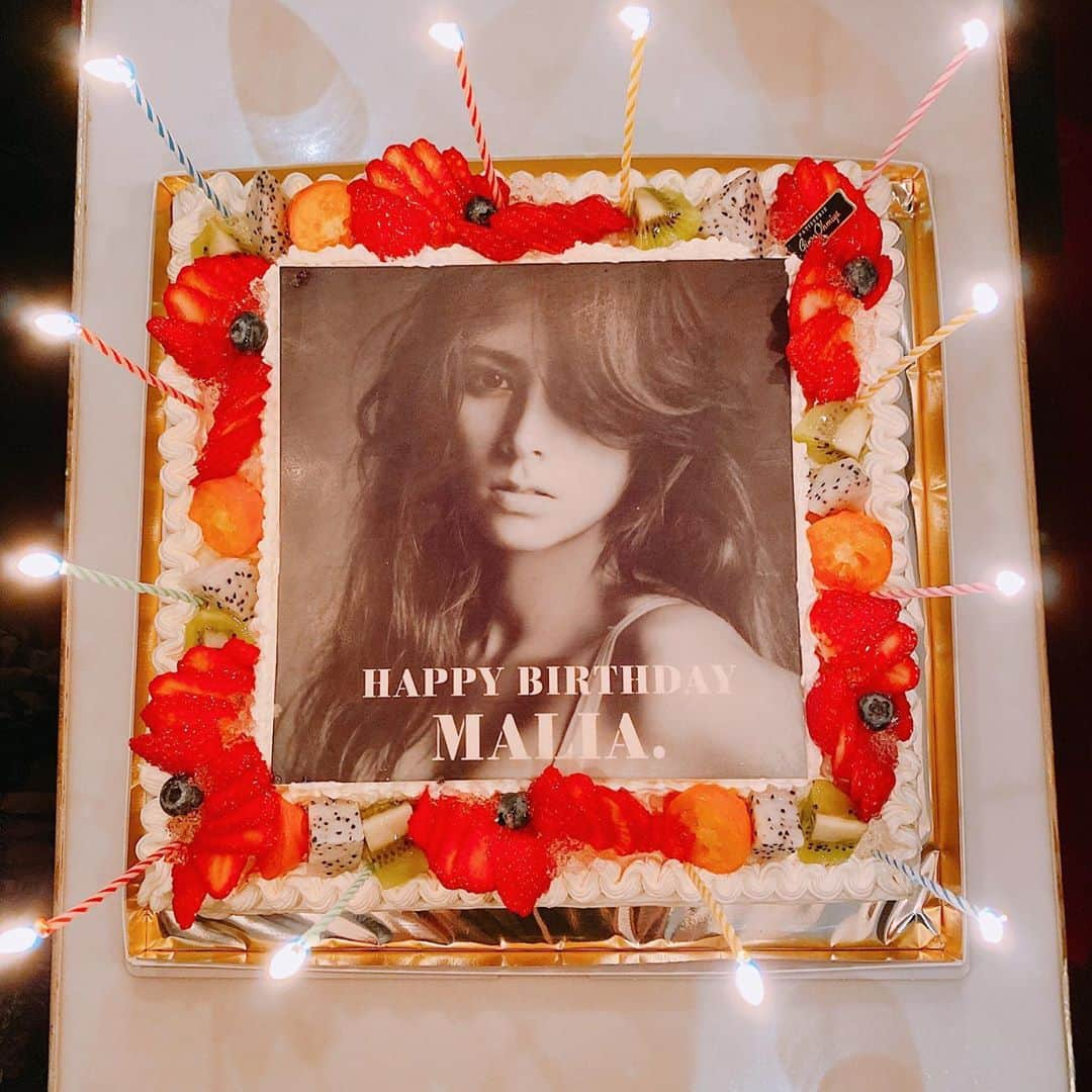 MALIAさんのインスタグラム写真 - (MALIAInstagram)「⠀ ⠀ ﻿ #突然の🎂😍﻿ 嬉しかったぁぁぁ😢♥️﻿ ﻿ お友達とのご飯で﻿ 会社から急いで出たら﻿ 眉毛描き忘れた🤣🤣🤣﻿ #ちなみにマスカラも忘れてた﻿ #眉毛も睫毛もお店出て気付いた﻿ #そんな日もあるよね」2月10日 21時39分 - maliarehman