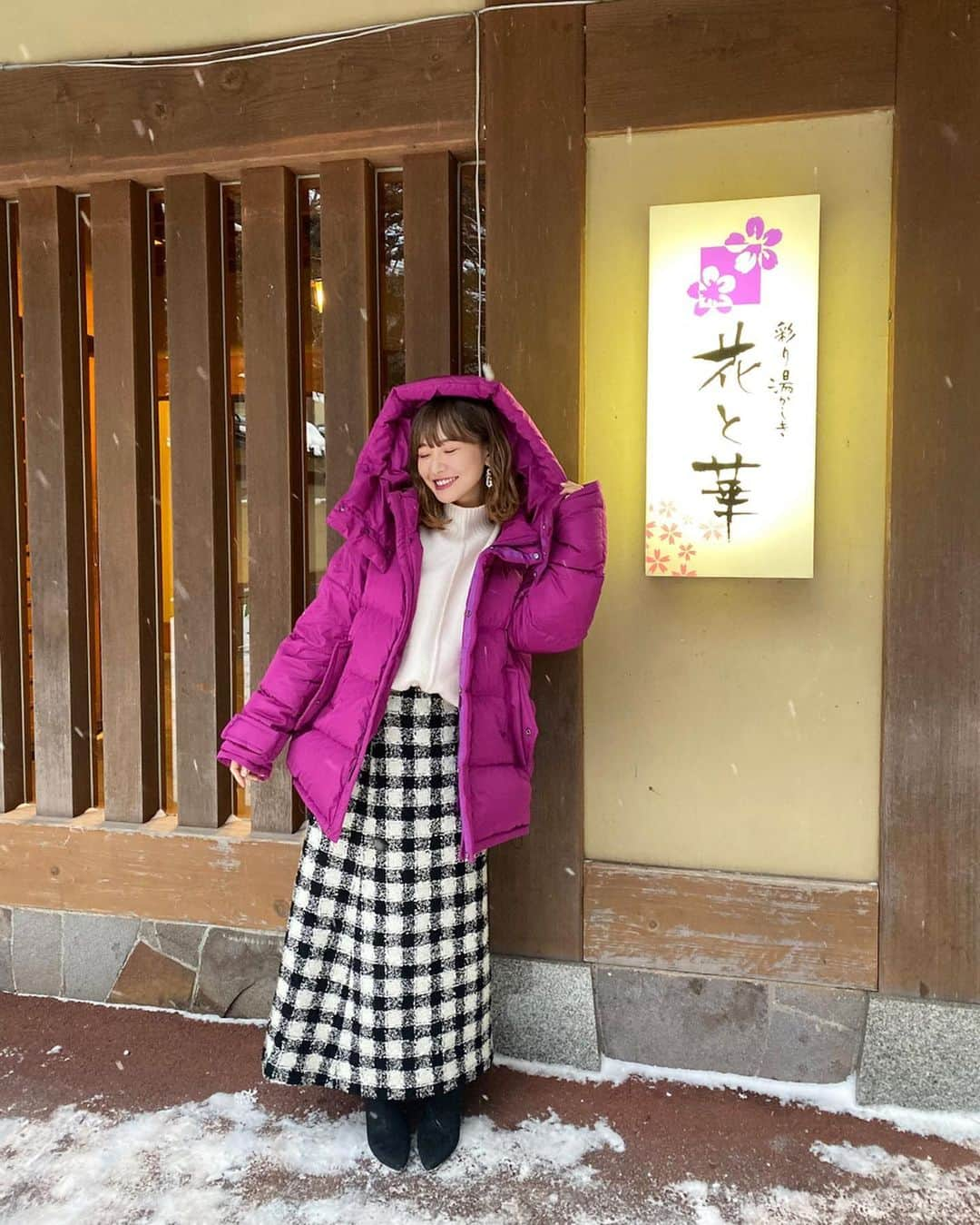 西川瑞希（みずきてぃ）さんのインスタグラム写真 - (西川瑞希（みずきてぃ）Instagram)「泊まったホテル #彩り湯かしき花と華 は山の方で、着いたら雪が降ってきました❄️今年初雪〜☃️あたり一面真っ白でキレイだったけど、これでも例年よりは少ないみたい！ . 美肌の湯といわれている #湯西川温泉 も♨︎じんわり温まってツルツルしっとりに❤︎気持ち良かったです// . みんなもゆっくりできたかな？？✨ . #tochigi #beautytrip #tascitours #栃木 #女子旅 #栃木バスツアー #栃木DC #ホテル #雪 #雪景色」2月10日 21時34分 - mizuki_nishikawa_