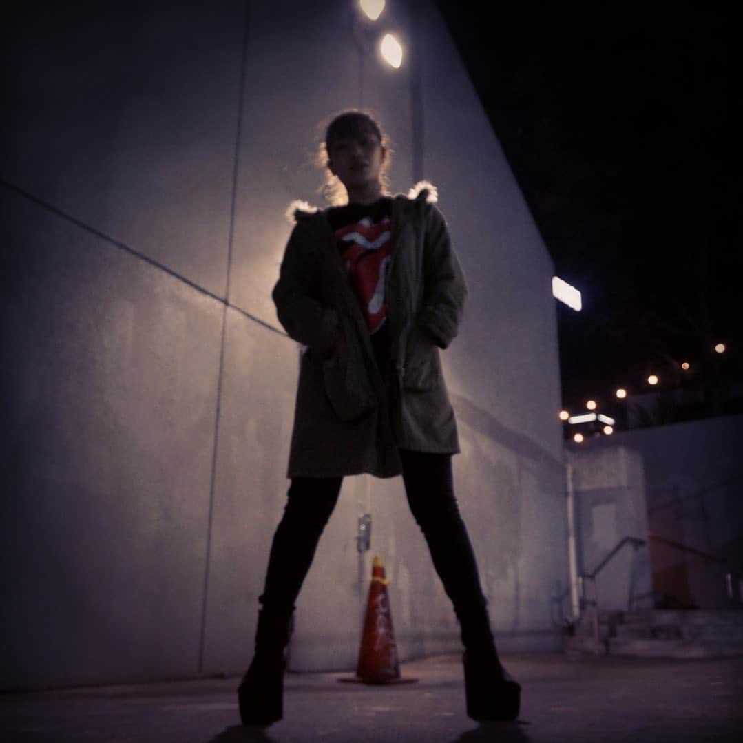R!Nのインスタグラム：「Rock on.  セルフタイマーでエモを切り取るシリーズ。 今年初めて行ったLA。 大好きな街になりました。  #rock #selfie #LA #portrait」