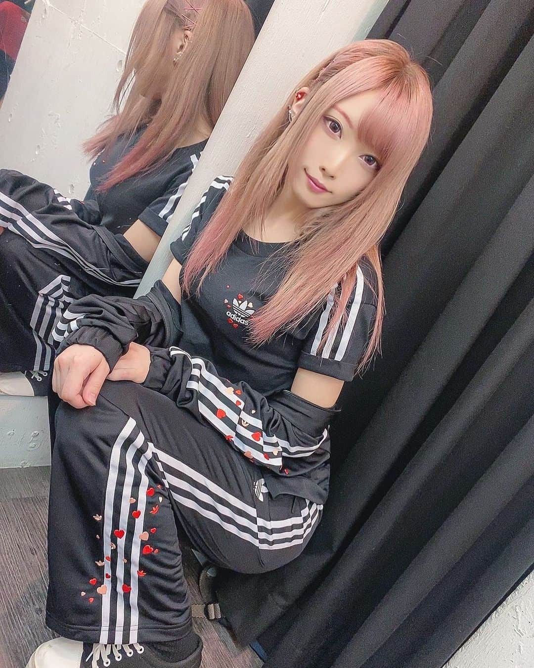 山吹りょうさんのインスタグラム写真 山吹りょうinstagram ストレートヘア ヘアピン ピアス Pierce ハート Heart ラインパンツ パンツ Pants アディダス Adidas ファッション Fashion ピンク髪 ピンクヘア パーカー 패션 时装 刺繍 2月10日 21時