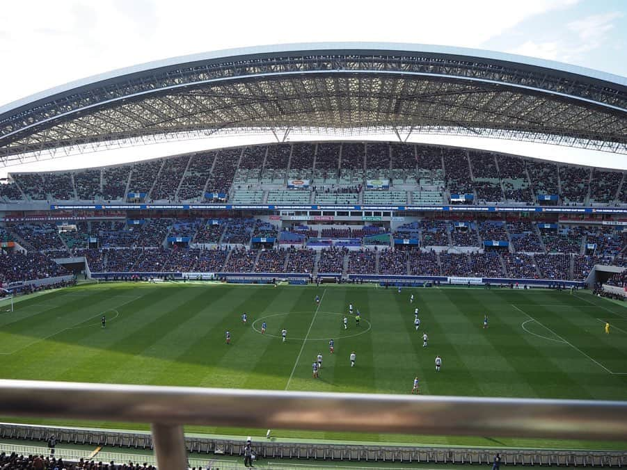 今井安紀のインスタグラム：「Last weekend I went to Saitama Stadium to participate in Xerox Super Cup 2020. My purposes were to watch soccer game, eat stadium-gourmet food, meet friends and meet MASKOTS!!! 週末はゼロックススーパカップに参加しに埼玉スタジアム2002へ。スタグル食べて知人に会ってマスコットと戯れまくって楽しかったです。 ・サッカー自体はほとんど見られず。ゼロックスは個人的に人とマスコットに会うことの優先度が上がってしまうので仕方がない。 ・一番の目的であるギランさん。お名刺ができてました。ボードは小倉に今年何回来るの？って聞かれたから「1回は行く」と言ったら「3回来い」と言われた。出張費くれって言ったら「じゃぁ1回でいいや」と言われた、の図。 ・地元仙台のベガッ太さん。会話してるところも撮ってくれてアテンドさんありがとうございます。 ・ジンベーニョさんは今年も薄っぺらかった。(物理的に) ・ガミティがノリノリでびっくり。2ショット撮ることになったら「手乗せてよここに」って。イケバードか。 最後の写真は「あたしの地元仙台なんだけどさ、ガミティ萩の月みたいー！！」ってやって遊んでます。 こちらもたくさんナチュラルなところ撮っていただきアテンドさんありがとうございました。 他にも載せきれないほど楽しくて美味しい時間を過ごせ、いいリフレッシュできました。  #xeroxsupercup #jleague #soccer #soccergirl #mascot #olympuspenepl9 #latergram #オリンパスペンepl9 #埼玉スタジアム2002 #ゼロックススーパーカップ #マスコット大集合 #マスコット #ベガッ太さん #ギランさん #鳥の会 #Jリーグ鳥の会 #ジンベーニョ #ガミティ #萩の月ではない」