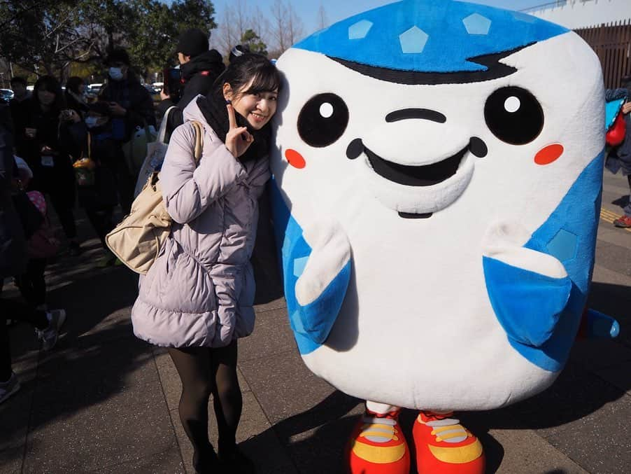 今井安紀さんのインスタグラム写真 - (今井安紀Instagram)「Last weekend I went to Saitama Stadium to participate in Xerox Super Cup 2020. My purposes were to watch soccer game, eat stadium-gourmet food, meet friends and meet MASKOTS!!! 週末はゼロックススーパカップに参加しに埼玉スタジアム2002へ。スタグル食べて知人に会ってマスコットと戯れまくって楽しかったです。 ・サッカー自体はほとんど見られず。ゼロックスは個人的に人とマスコットに会うことの優先度が上がってしまうので仕方がない。 ・一番の目的であるギランさん。お名刺ができてました。ボードは小倉に今年何回来るの？って聞かれたから「1回は行く」と言ったら「3回来い」と言われた。出張費くれって言ったら「じゃぁ1回でいいや」と言われた、の図。 ・地元仙台のベガッ太さん。会話してるところも撮ってくれてアテンドさんありがとうございます。 ・ジンベーニョさんは今年も薄っぺらかった。(物理的に) ・ガミティがノリノリでびっくり。2ショット撮ることになったら「手乗せてよここに」って。イケバードか。 最後の写真は「あたしの地元仙台なんだけどさ、ガミティ萩の月みたいー！！」ってやって遊んでます。 こちらもたくさんナチュラルなところ撮っていただきアテンドさんありがとうございました。 他にも載せきれないほど楽しくて美味しい時間を過ごせ、いいリフレッシュできました。  #xeroxsupercup #jleague #soccer #soccergirl #mascot #olympuspenepl9 #latergram #オリンパスペンepl9 #埼玉スタジアム2002 #ゼロックススーパーカップ #マスコット大集合 #マスコット #ベガッ太さん #ギランさん #鳥の会 #Jリーグ鳥の会 #ジンベーニョ #ガミティ #萩の月ではない」2月10日 21時44分 - i_am_akinyan0826