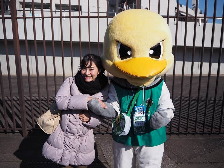 今井安紀さんのインスタグラム写真 - (今井安紀Instagram)「Last weekend I went to Saitama Stadium to participate in Xerox Super Cup 2020. My purposes were to watch soccer game, eat stadium-gourmet food, meet friends and meet MASKOTS!!! 週末はゼロックススーパカップに参加しに埼玉スタジアム2002へ。スタグル食べて知人に会ってマスコットと戯れまくって楽しかったです。 ・サッカー自体はほとんど見られず。ゼロックスは個人的に人とマスコットに会うことの優先度が上がってしまうので仕方がない。 ・一番の目的であるギランさん。お名刺ができてました。ボードは小倉に今年何回来るの？って聞かれたから「1回は行く」と言ったら「3回来い」と言われた。出張費くれって言ったら「じゃぁ1回でいいや」と言われた、の図。 ・地元仙台のベガッ太さん。会話してるところも撮ってくれてアテンドさんありがとうございます。 ・ジンベーニョさんは今年も薄っぺらかった。(物理的に) ・ガミティがノリノリでびっくり。2ショット撮ることになったら「手乗せてよここに」って。イケバードか。 最後の写真は「あたしの地元仙台なんだけどさ、ガミティ萩の月みたいー！！」ってやって遊んでます。 こちらもたくさんナチュラルなところ撮っていただきアテンドさんありがとうございました。 他にも載せきれないほど楽しくて美味しい時間を過ごせ、いいリフレッシュできました。  #xeroxsupercup #jleague #soccer #soccergirl #mascot #olympuspenepl9 #latergram #オリンパスペンepl9 #埼玉スタジアム2002 #ゼロックススーパーカップ #マスコット大集合 #マスコット #ベガッ太さん #ギランさん #鳥の会 #Jリーグ鳥の会 #ジンベーニョ #ガミティ #萩の月ではない」2月10日 21時44分 - i_am_akinyan0826