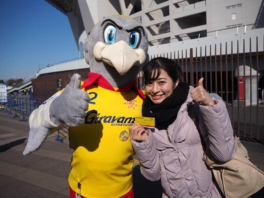 今井安紀さんのインスタグラム写真 - (今井安紀Instagram)「Last weekend I went to Saitama Stadium to participate in Xerox Super Cup 2020. My purposes were to watch soccer game, eat stadium-gourmet food, meet friends and meet MASKOTS!!! 週末はゼロックススーパカップに参加しに埼玉スタジアム2002へ。スタグル食べて知人に会ってマスコットと戯れまくって楽しかったです。 ・サッカー自体はほとんど見られず。ゼロックスは個人的に人とマスコットに会うことの優先度が上がってしまうので仕方がない。 ・一番の目的であるギランさん。お名刺ができてました。ボードは小倉に今年何回来るの？って聞かれたから「1回は行く」と言ったら「3回来い」と言われた。出張費くれって言ったら「じゃぁ1回でいいや」と言われた、の図。 ・地元仙台のベガッ太さん。会話してるところも撮ってくれてアテンドさんありがとうございます。 ・ジンベーニョさんは今年も薄っぺらかった。(物理的に) ・ガミティがノリノリでびっくり。2ショット撮ることになったら「手乗せてよここに」って。イケバードか。 最後の写真は「あたしの地元仙台なんだけどさ、ガミティ萩の月みたいー！！」ってやって遊んでます。 こちらもたくさんナチュラルなところ撮っていただきアテンドさんありがとうございました。 他にも載せきれないほど楽しくて美味しい時間を過ごせ、いいリフレッシュできました。  #xeroxsupercup #jleague #soccer #soccergirl #mascot #olympuspenepl9 #latergram #オリンパスペンepl9 #埼玉スタジアム2002 #ゼロックススーパーカップ #マスコット大集合 #マスコット #ベガッ太さん #ギランさん #鳥の会 #Jリーグ鳥の会 #ジンベーニョ #ガミティ #萩の月ではない」2月10日 21時44分 - i_am_akinyan0826