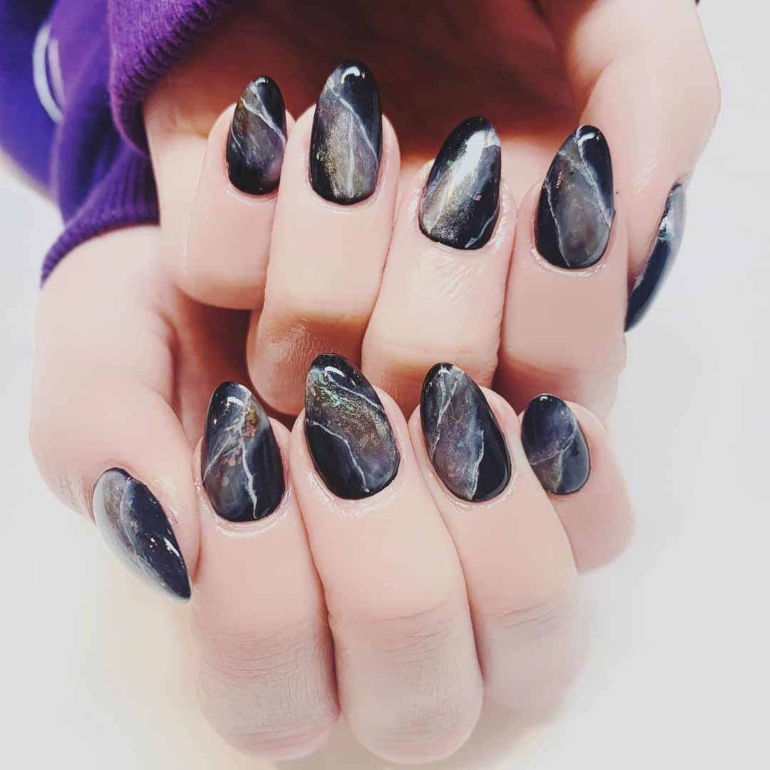 ジャスミンゆまさんのインスタグラム写真 - (ジャスミンゆまInstagram)「♡♡♡ · · · #newnail #大理石ネイル #黒ネイル #blacknails  #ラメネイル」2月10日 21時44分 - yjw.chos