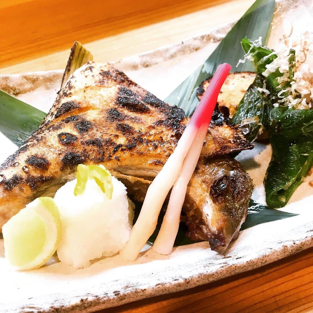 魚舟 のインスタグラム：「皆さま本日もお疲れ様です❣️ ぶりのカマ焼き🐟美味しいですよ〜😋 14日はバレンタイン❤️ ご来店いただいた方にはいいことあるかも😍 18日から22日までは3周年イベントでくじ引きをします㊗️ 是非お立ち寄りくださいませ😆 . . . #ブリカマ#絶品#魚舟#魚舟本町 #バレンタイン#バレンタインチョコ #いいね返し #フォロー返します #3周年#3周年イベント#お祝い#居酒屋 #くじ引き#いいことあるかも」