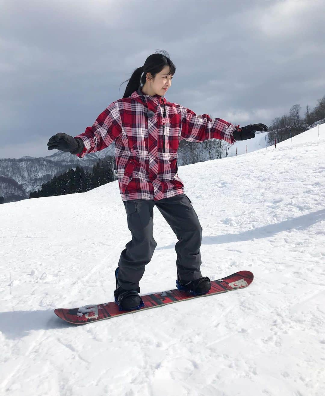 磯原杏華さんのインスタグラム写真 - (磯原杏華Instagram)「スノーボードに初挑戦🏂 . ウィンタースポーツは初めてだったので超初心者コースという事で基礎のブレーキを習いました ブーツの履き方もボードへの取り付け方も何も知らない私でしたが、様になってる風の写真を撮れるくらいには成長したし楽しめました✨ . 誰か私とボードしよ！ #シャルマン火打 #新潟県 #糸魚川 #スノーボード #ウィンタースポーツ #初心者 #磯原杏華」2月10日 21時58分 - isoharakyoka_box