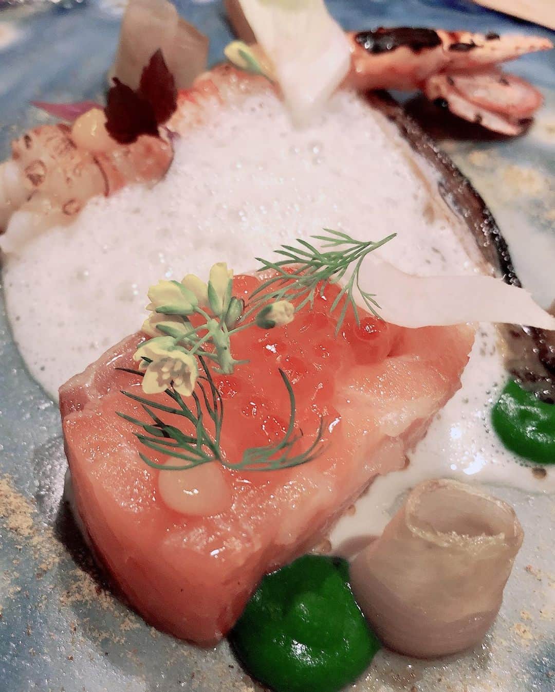 青山千夏さんのインスタグラム写真 - (青山千夏Instagram)「オープンしたてのフレンチレストランcendre @cendre.douyama に行ってきました🍽 今回いただいたのは「星付きレストラン出身のシェフが手がける本格フレンチコース」😋 全部めちゃくちゃ美味しい上におしゃれなの👼✨ 食べちゃうのがもったいないくらい盛り付けも綺麗でした😌✨ メインは魚料理か肉料理から選べるので、私はお肉にしました🍖 お肉だけどさっぱりしててすごく食べやすかった❤️ 星付きのフレンチレストランで働いていたシェフというだけあって、1品1品にとてもこだわりを感じるんだけど、価格はリーズナブルなんだよ〜🥰❤️ 女子会にもオススメ👏 コスパもいいし雰囲気も落ち着いていて好みだったので、また大阪に行った際には寄りたいなと思います😋❤️ . . . . #フレンチレストラン #cendre #大阪フレンチ #梅田ディナー #ワイン好き #梅田グルメ #pr #コラボベース」2月10日 21時51分 - chinatsu_aoyama0819