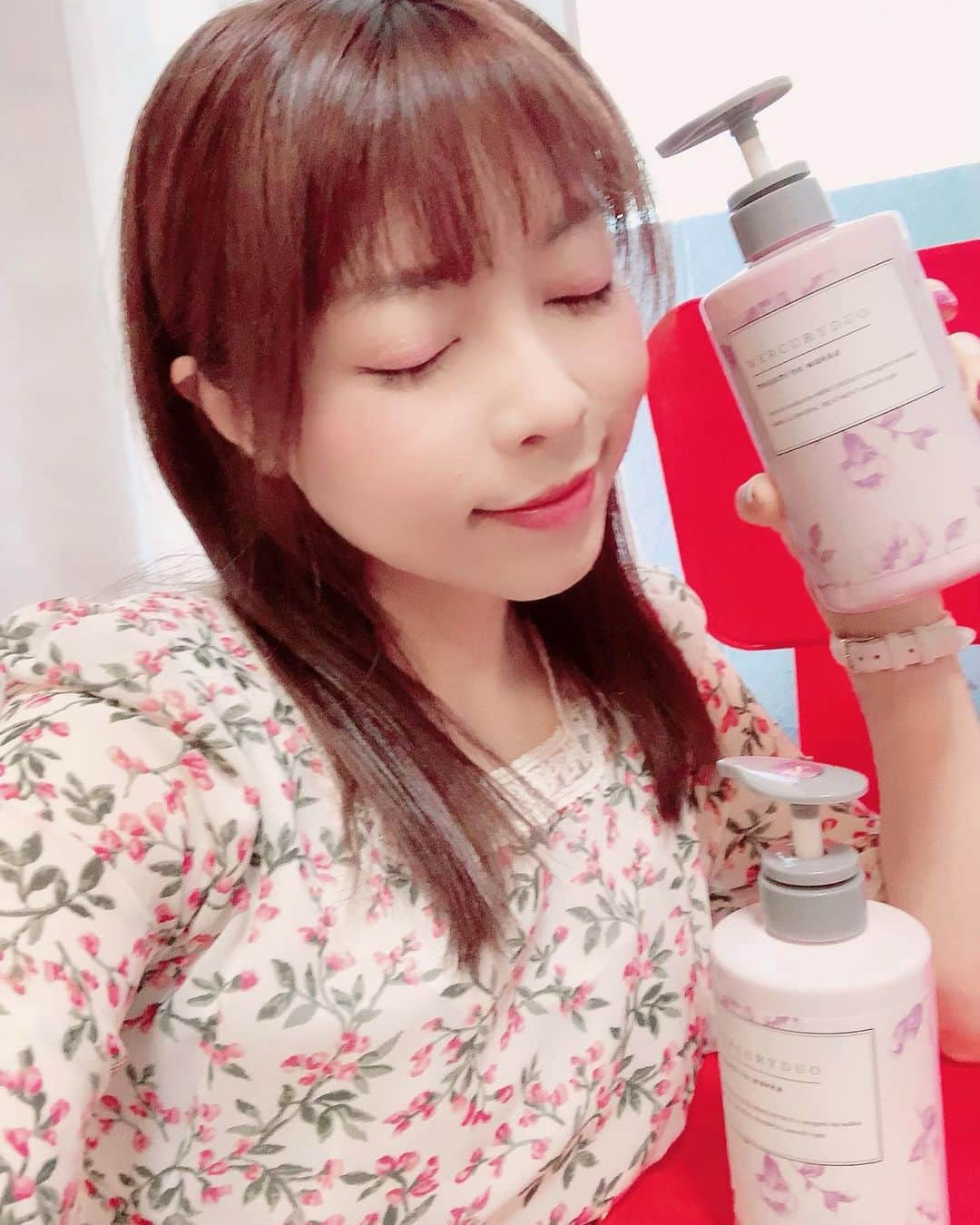 DJ MIYAさんのインスタグラム写真 - (DJ MIYAInstagram)「こんばんはーぁぁ💓今日もGYMで2時間trainingしてきましたーぁ(o^^o) . .  最近のお気に入りのhair careだよーぉ❤️パッケージも可愛いの😍❤️💕 . . 「MERCURYDUOシャンプー・トリートメント(スムース)」 @rbp_tokyo . .  世界遺産「知床」の海洋深層水をベースに抽出したミネラル成分などが配合されていて、弱酸性だから安心して使えるーぅ💓 . .  香りも好きでーす❤️ 髪がツヤツヤだし、さらさらって感じで気に入ってまーす！！！❤️❤️ . .  着ているワンピースと、bottle design似てるよねっっお花柄大好き❤💕🌸🌷 . . . .  #MERCURYDUO #megaminowakka #MERCURYDUOシャンプー  #シャンプー #トリートメント #ヘアケア #モテ髪 #リピートコスメ #ダメージヘア #うるツヤ #リピート #美髪 #オススメ #映えコスメ #マーキュリーデュオ  #ファッション好き #今日のコーデ #今日のメイク #髪さらさら #今日のコーディネート #ファッションブロガー #インスタグラマー #インフルエンサー #旅インスタグラマー #旅好き女子」2月10日 21時59分 - dj_miya