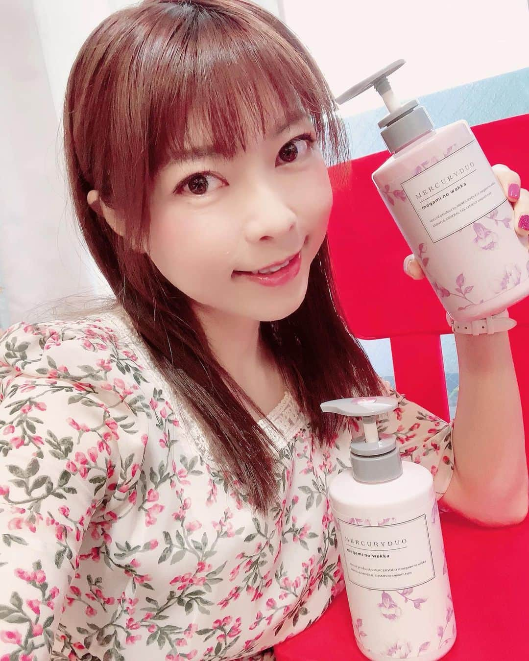 DJ MIYAさんのインスタグラム写真 - (DJ MIYAInstagram)「こんばんはーぁぁ💓今日もGYMで2時間trainingしてきましたーぁ(o^^o) . .  最近のお気に入りのhair careだよーぉ❤️パッケージも可愛いの😍❤️💕 . . 「MERCURYDUOシャンプー・トリートメント(スムース)」 @rbp_tokyo . .  世界遺産「知床」の海洋深層水をベースに抽出したミネラル成分などが配合されていて、弱酸性だから安心して使えるーぅ💓 . .  香りも好きでーす❤️ 髪がツヤツヤだし、さらさらって感じで気に入ってまーす！！！❤️❤️ . .  着ているワンピースと、bottle design似てるよねっっお花柄大好き❤💕🌸🌷 . . . .  #MERCURYDUO #megaminowakka #MERCURYDUOシャンプー  #シャンプー #トリートメント #ヘアケア #モテ髪 #リピートコスメ #ダメージヘア #うるツヤ #リピート #美髪 #オススメ #映えコスメ #マーキュリーデュオ  #ファッション好き #今日のコーデ #今日のメイク #髪さらさら #今日のコーディネート #ファッションブロガー #インスタグラマー #インフルエンサー #旅インスタグラマー #旅好き女子」2月10日 21時59分 - dj_miya