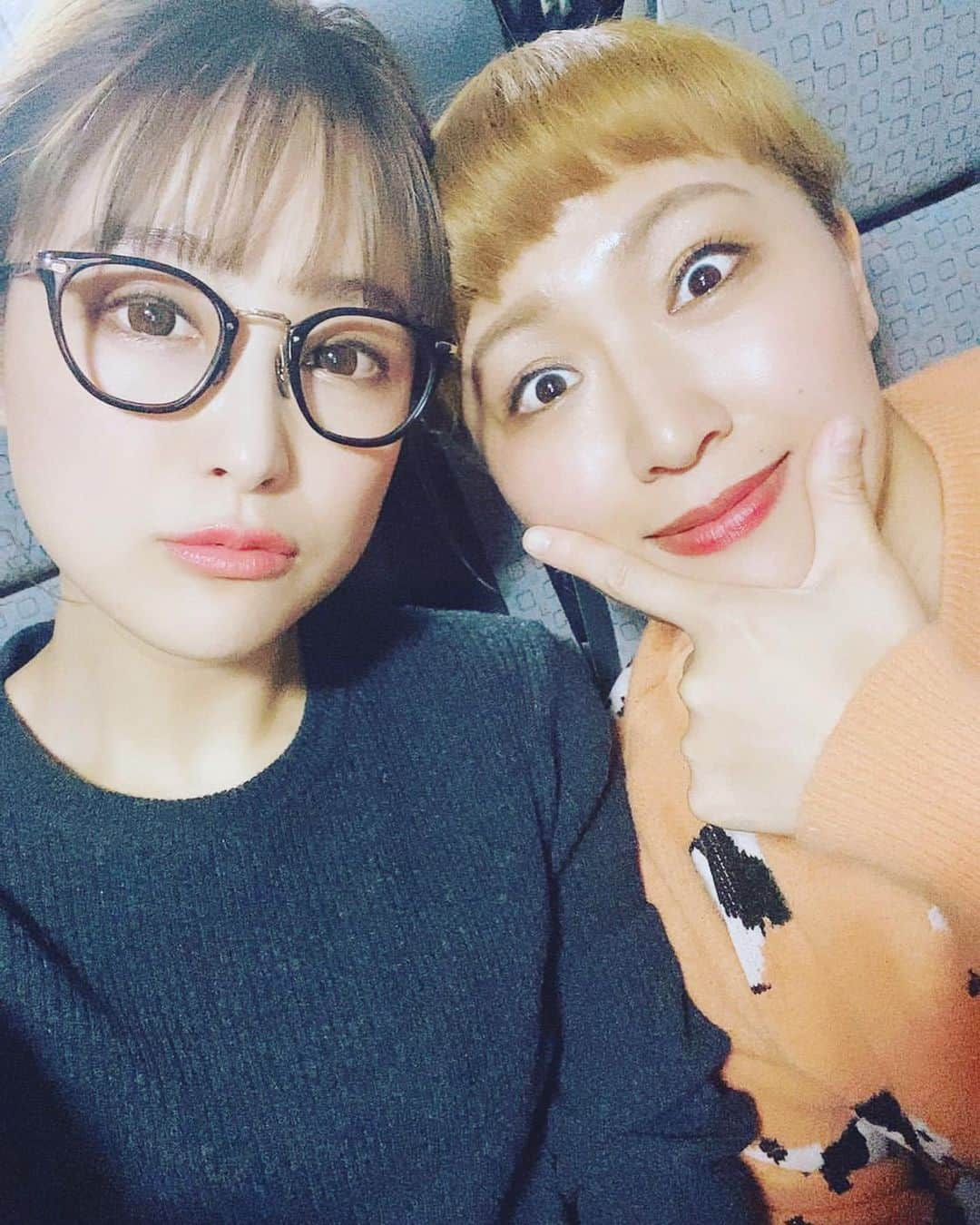 丸山桂里奈さんのインスタグラム写真 - (丸山桂里奈Instagram)「奈々ちゃん。 だいすき。 バラエティの大先輩😊 こうしてお仕事ご一緒できて 感動、感激、感無量。 またご一緒できるように頑張ります😊 ありがとういつも❤️ #鈴木奈々ちゃん #可愛いのはもはや #面白い #奥様 #私がアスファルトなら #奈々ちゃんはそり立つ壁 #私がくらげなら #奈々ちゃんは本当の人間 #見るからにかたそうな心臓と #毛穴がないくらいの肌の持ち主 #明るく元気でパワーいただいてます #私たちのロケバスの会話が半端ない #たぶん全部ピーがはいる #ただただ大爆笑な時間でした #魔法のレストラン #mbs #大阪 #ロケ #とにかくあっという間でした #扉は開きっぱなしだけど #閉まりがいいときもある #いい意味で #インスタバエ」2月10日 22時02分 - karinamaruyama