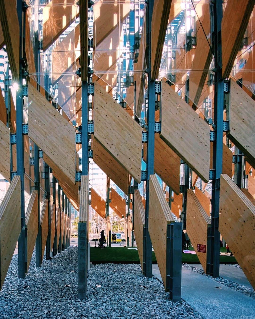 ima_ju / Jun Iのインスタグラム：「. . www (wild wood wings). by kengo. com👌 . . -Outside Ver.- . . . 建築を、写真を撮ることだけに楽しみを見出している自分もいたりして、それはちょっとヤバイんじゃないかと思いはじめてきた。本質を見てないからだ。写活のよくないところだ。空間やその居心地の良さをちゃんと理解できていないわけで。文化人としてどうなんだろう。。冷静に考えれば分かるわけだが、「写真」と「実体験の質」は反比例することがよくある。表層的な部分やデザインに惑わされることなく、空間体験とその良さをやっぱりちゃんと肌で感じなきゃダメだな...って思ったり。 建築だけに限った話じゃないか。。気をつけようっと。 . . wiz @tokyo_grapher #ShotOn_TG  #ShotoniPhone . Telephoto LENS 50mm #TG_TELE . . ::」