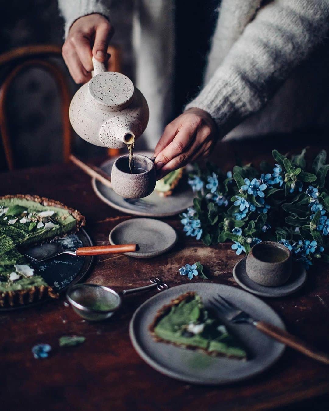 Our Food Storiesさんのインスタグラム写真 - (Our Food StoriesInstagram)「From a cozy weekend in the countryside some time ago 🍵🌿✨ #ourfoodstories_countryside  ____ #countrysidelife #countrysideliving #countrysidephotography #fellowmag #verilymoment #foodphotographer #foodstylist #germanfoodblogger #momentslikethese #morningslikethese #bedlinen #linen #cozyhome」2月10日 22時15分 - _foodstories_