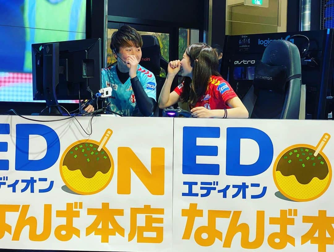 田尻有美さんのインスタグラム写真 - (田尻有美Instagram)「先日、エディオンなんば本店にて eスポーツ対決のリベンジしてきました！ Jリーグのレジェンドたちとの対戦、 とても楽しかったです🤗 勝敗は17日放送の#jフットニスタ にて！ #エディオンなんば本店  #fifa2020  #レジェンドばかりで恐縮です  #家電屋行くとテンションあがる #なぜなら前職は家電屋だから #INAC神戸レオネッサ」2月10日 22時15分 - tajipon31