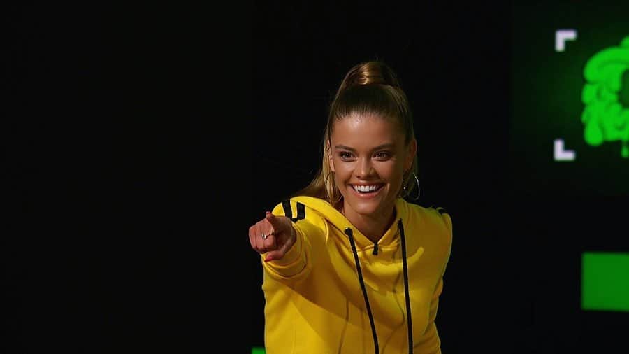 ニーナ・アグダルのインスタグラム：「Sooo... BIG NEWS! 😱 Keep reading — or dont but make sure to tune into MTV tonight at 10.30 EST! People that know me know how much i love @ridiculousness and from the same creators we introduce you to GROSSNESS! My friends @melvingregg @thebsimone @brandonthomaslee and i had the best time filming this show. If you like interesting (gross) stuff like me, you’re not gonna wanna miss it. I am so excited to finally be able to share this with y’all and i hope you’ll grab your friend, dog or just your pajamas to watch this show with me tonight! 💚 #mtvgrossness」
