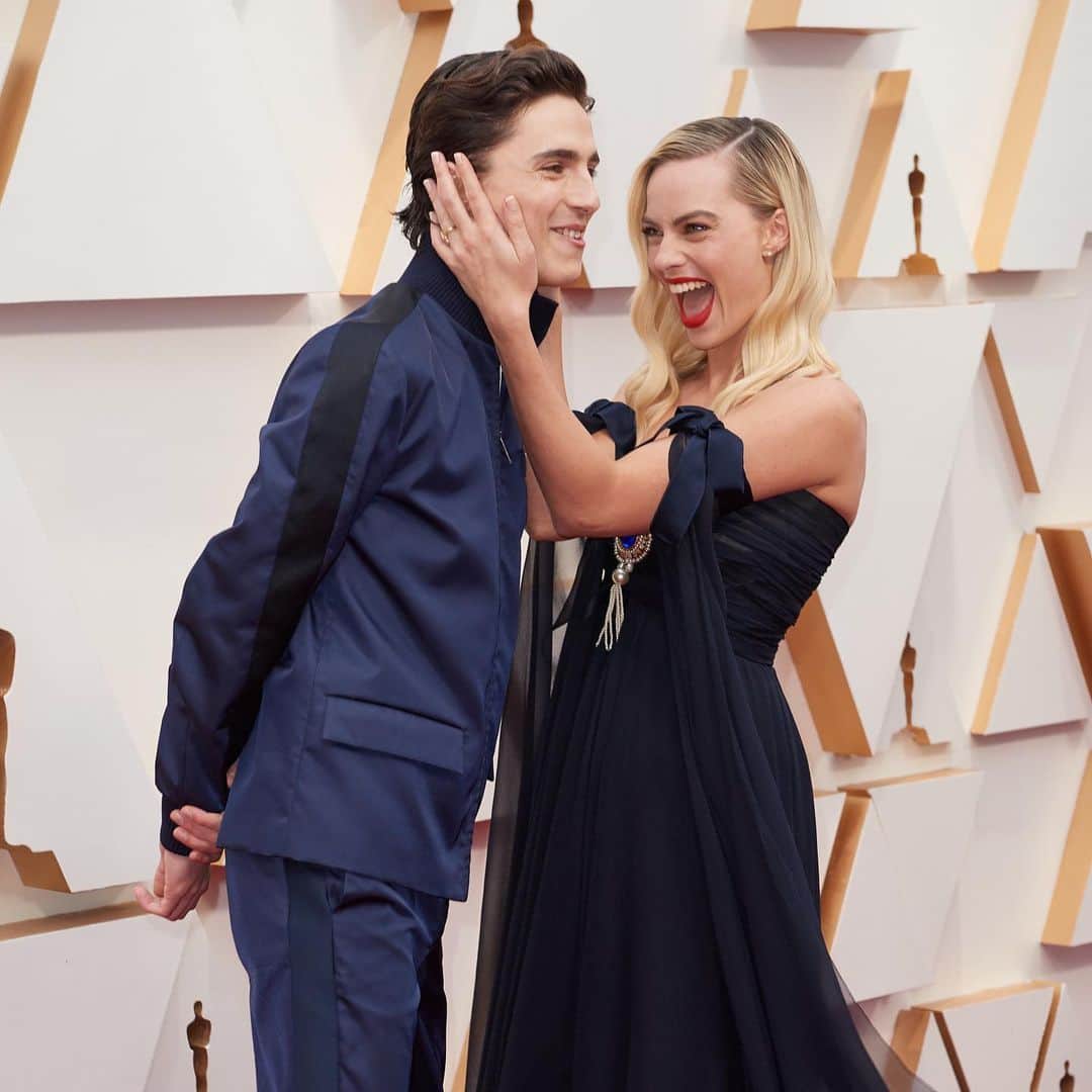アカデミー賞さんのインスタグラム写真 - (アカデミー賞Instagram)「A sweet moment between Timothée Chalamet and Margot Robbie on the #Oscars red carpet.」2月11日 7時54分 - theacademy