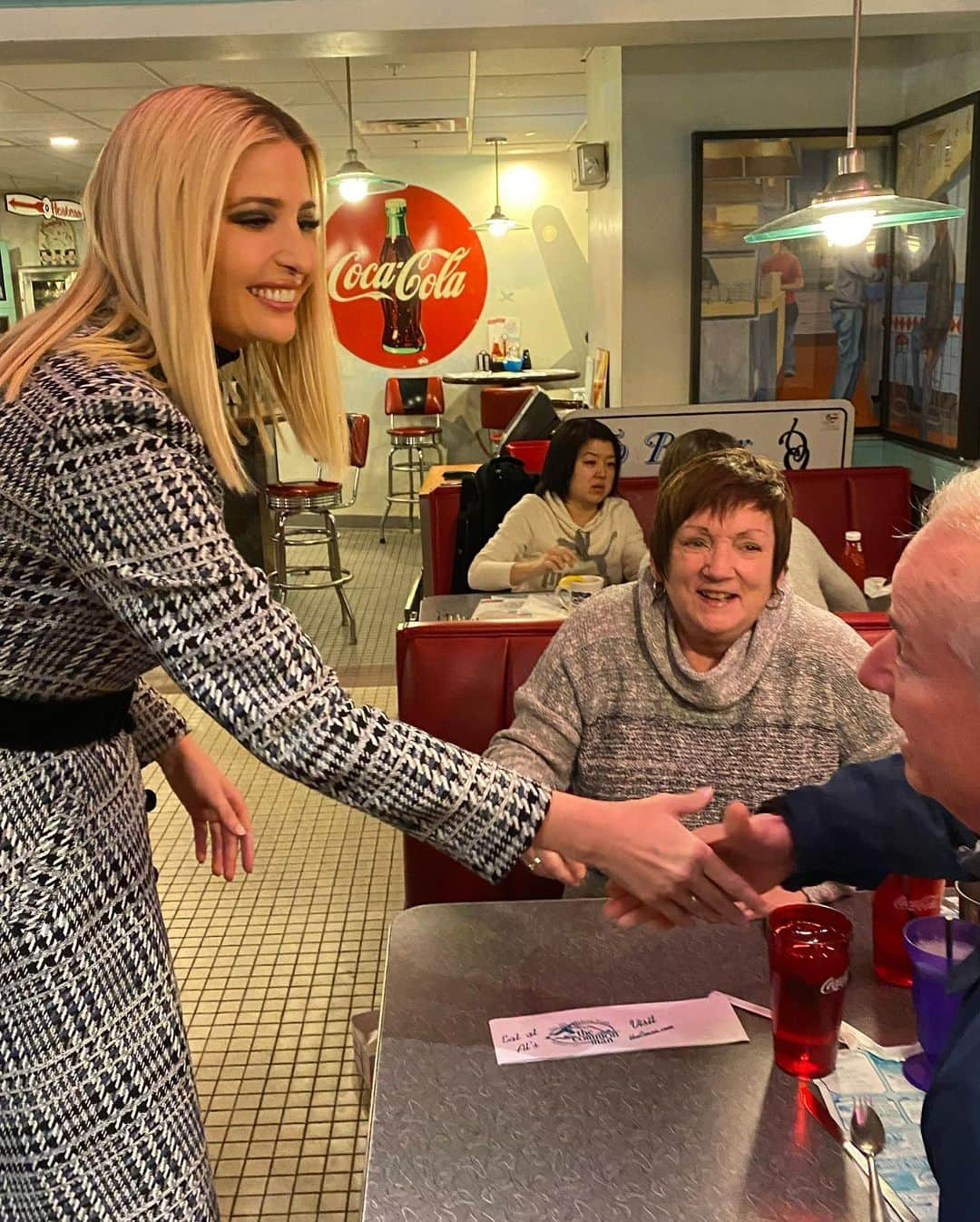 イヴァンカ・トランプさんのインスタグラム写真 - (イヴァンカ・トランプInstagram)「‪Pit stop at the Airport Diner in Manchester, New Hampshire‬ with @vp」2月11日 8時05分 - ivankatrump