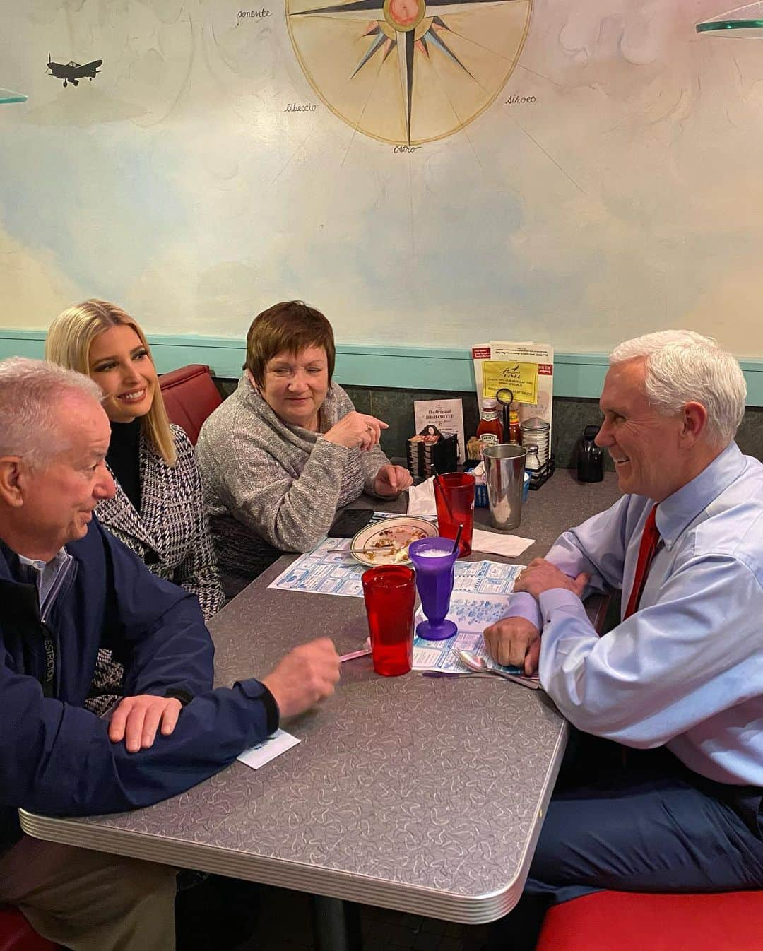 イヴァンカ・トランプさんのインスタグラム写真 - (イヴァンカ・トランプInstagram)「‪Pit stop at the Airport Diner in Manchester, New Hampshire‬ with @vp」2月11日 8時05分 - ivankatrump