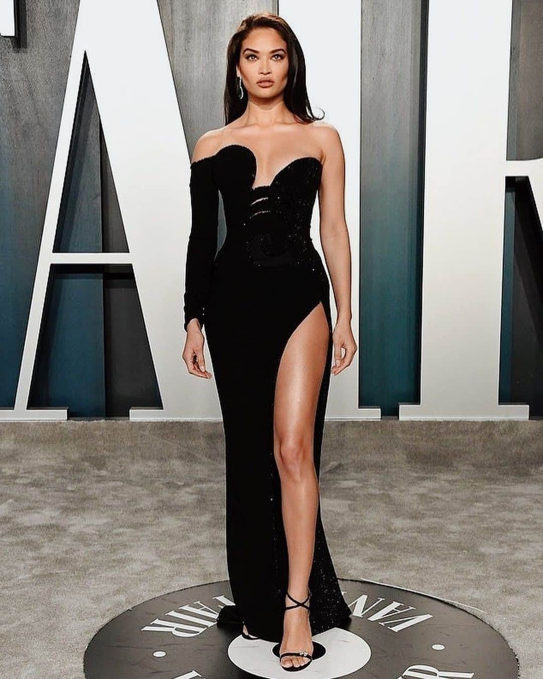 シャニーナ・シャイクのインスタグラム：「It’s always an honour and a pleasure to attend the most fashionable event of the night @vanityfair Oscar Party🎞 Thank you for having me xx」