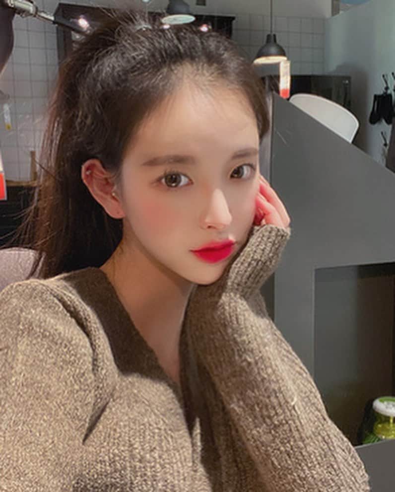 Chuuのインスタグラム：「하나만 입는 가디건🤎 ⠀ 이너티에 걸쳐서도 연출해보세요💕 다양한 매력 가성비 끝판왕!! 주문폭주중🤗 #chuuseoul ⠀ ⠀」