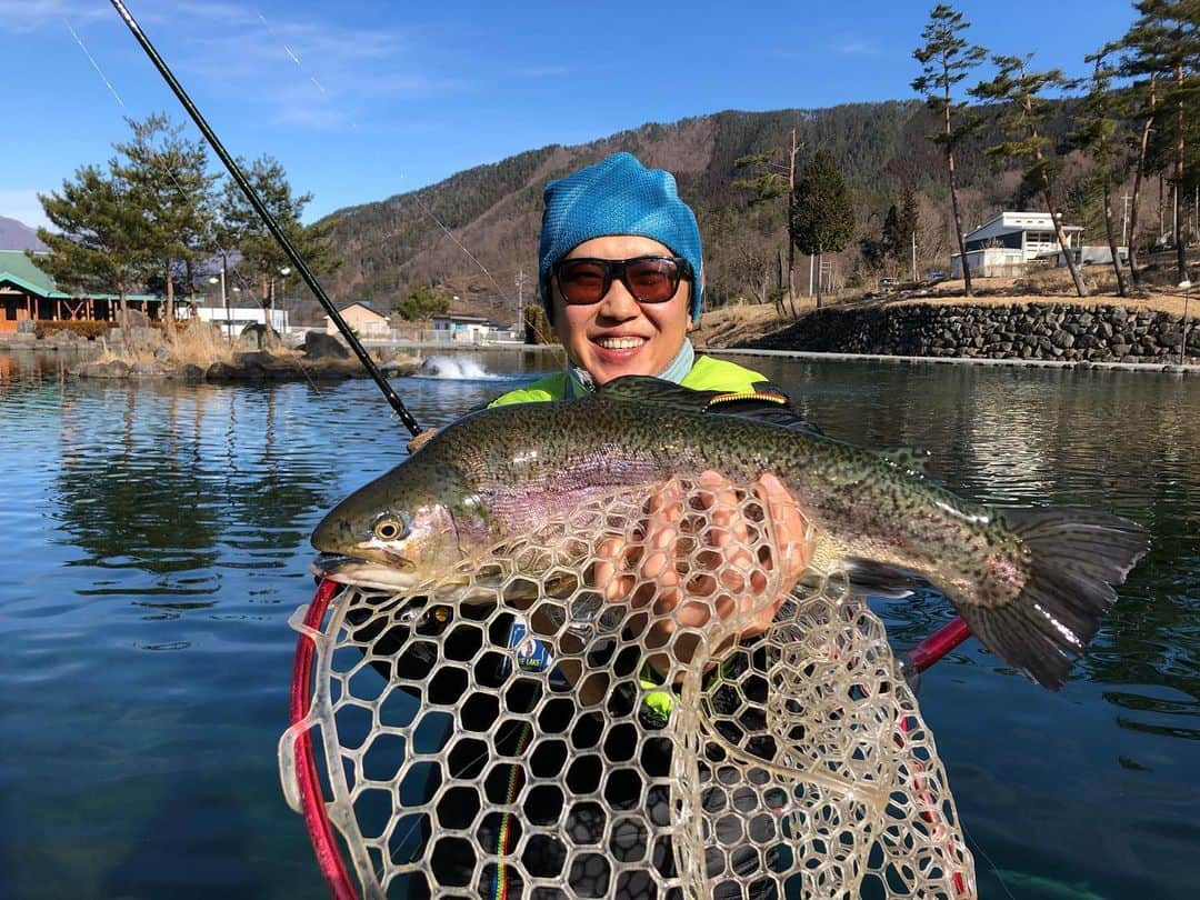 金子貴俊さんのインスタグラム写真 - (金子貴俊Instagram)「2020トラウト初め！ 今年初のトラウトは絶好調！！ 60センチのロックトラウト！と めちゃめちゃ元気な強い60センチ近いロックトラウト大物二本を釣り上げた！！大満足！！ やはり菅釣り楽しいなぁー！ 今年もトラウト頑張るぞー！  初めて芸人の武井ドンゲバビー君と 一緒にトラウト行きましたー！ 「釣りゲバビー」と言うYouTube始めたそうで、是非皆さん、ご覧ください！  #釣り#釣り好き#トラウト#フィッシング #smith#ムカイフィッシング#フィンチ #fin_ch#fishing#trout#angler#fishinglife #fishingfan#アウトドア#outdoor #outdoorlife#nature#ベリーパークinフィッシュオン鹿留 #パインレイク」2月11日 8時27分 - takatoshi_kaneko