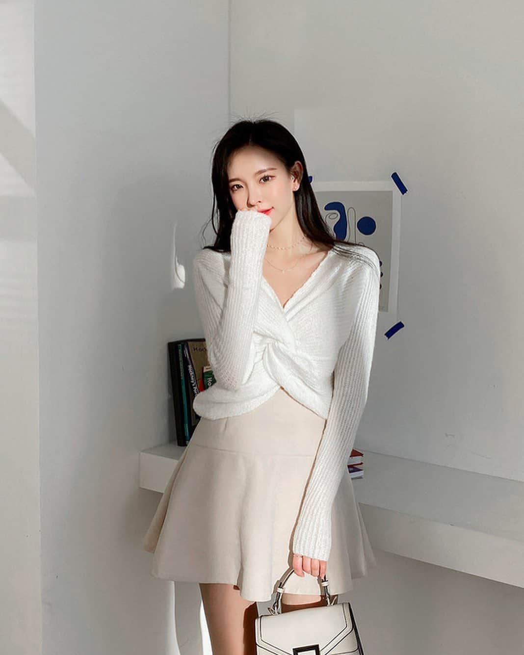 Chuuのインスタグラム：「이거 하나만 입어도 예쁘규 지금처럼 조금 쌀쌀할때는 안에  폴라티 입으면 따닷함과 예쁨을 동시에🕊✨」