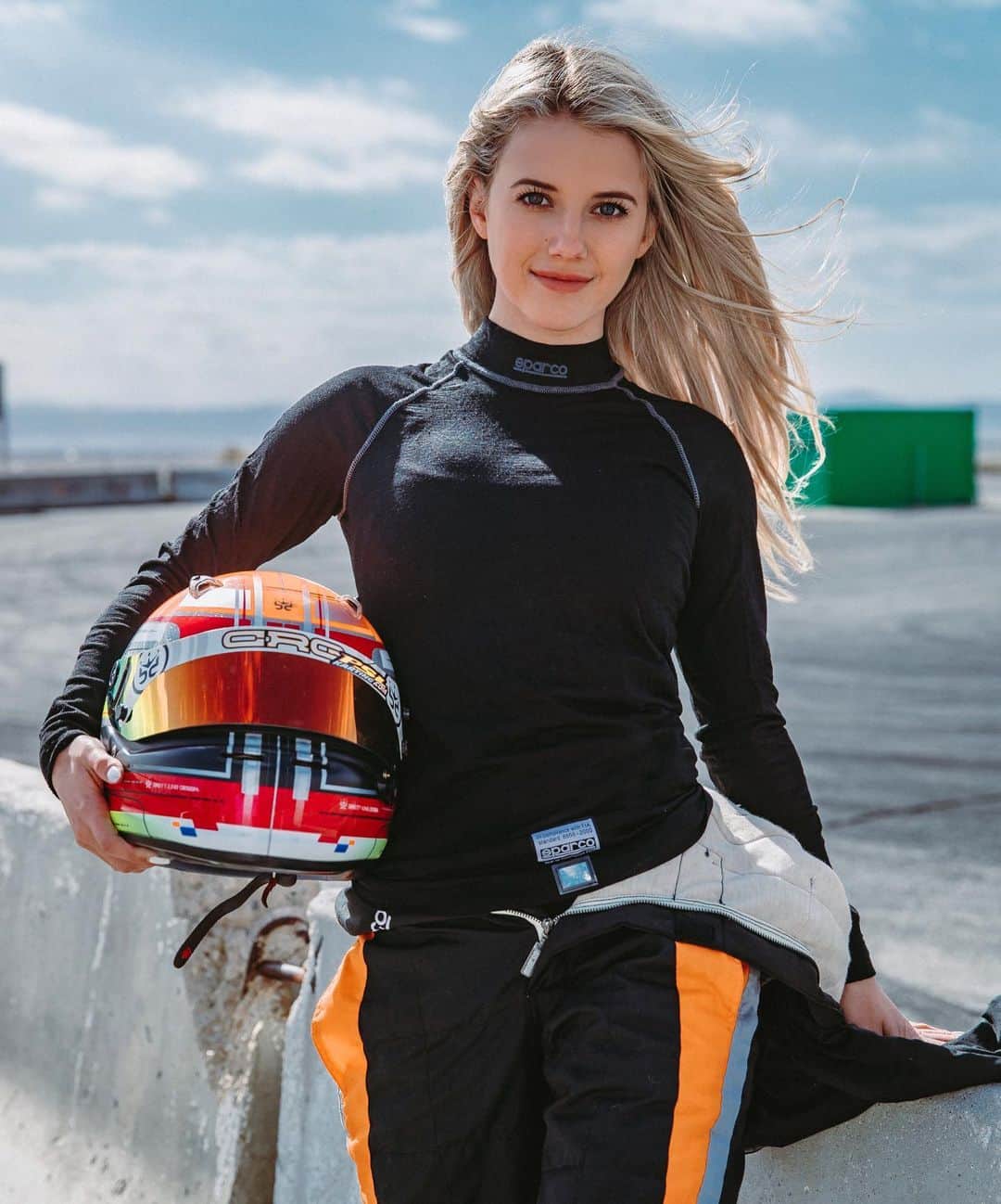 Lindsay Brewerのインスタグラム：「Had such a blast yesterday going drifting for the first time🏁 also I can’t believe 1 million of you decided to follow me thank you so much for the support💛 exciting news to come that I can’t wait to share with you all 📸: @logan_kunde」
