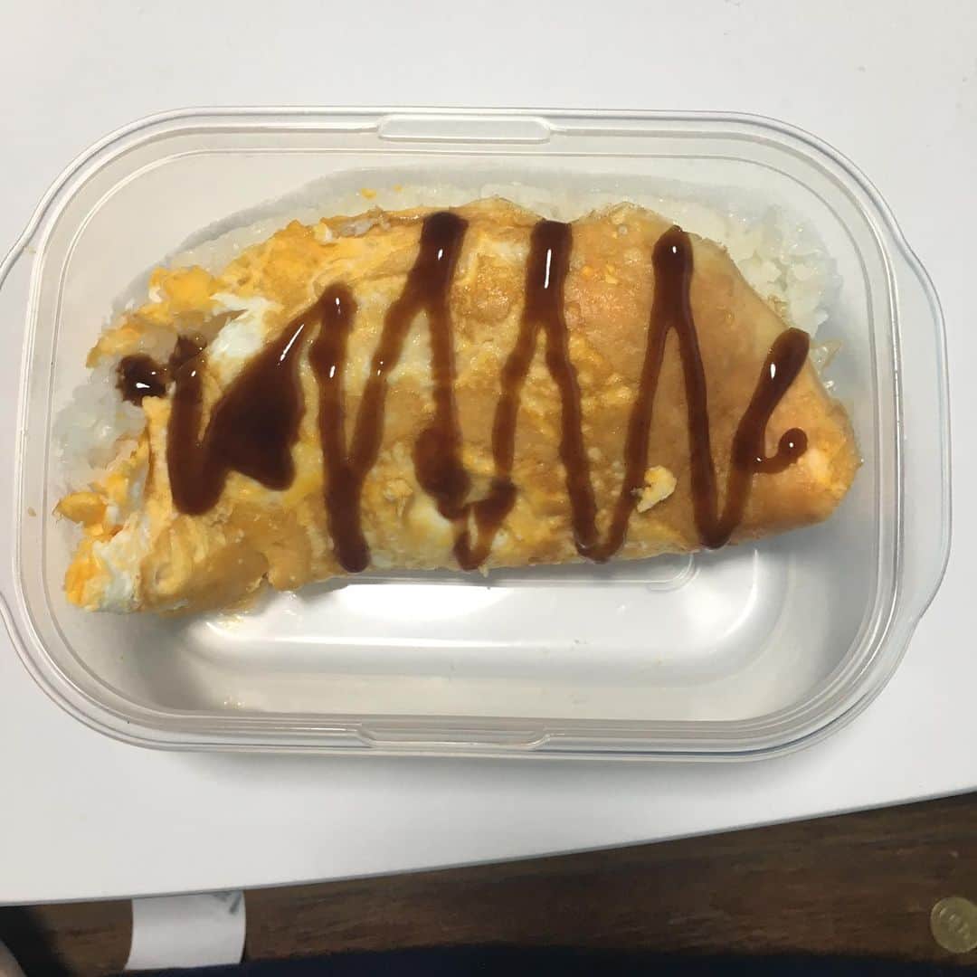 小田幸平のインスタグラム：「オムライス作ったつもりが…………しかも作ってる最中にケチャプがないことに気づき仕方なくソース❗️#オムライス#昼ごはん#愛媛マンダリンパイレーツ#中日ドラゴンズ#読売ジャイアンツ#料理」