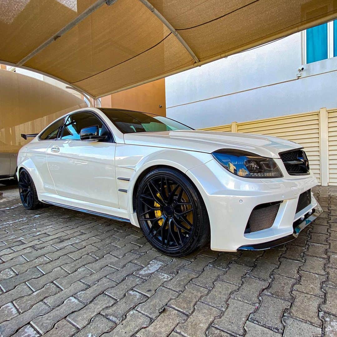 CarsWithoutLimitsさんのインスタグラム写真 - (CarsWithoutLimitsInstagram)「@downshiftmotorsport C63 AMG Black Series on @zitowheels in Kuwait #carswifhoutlimifs #zitowheels」2月11日 8時33分 - carswithoutlimits