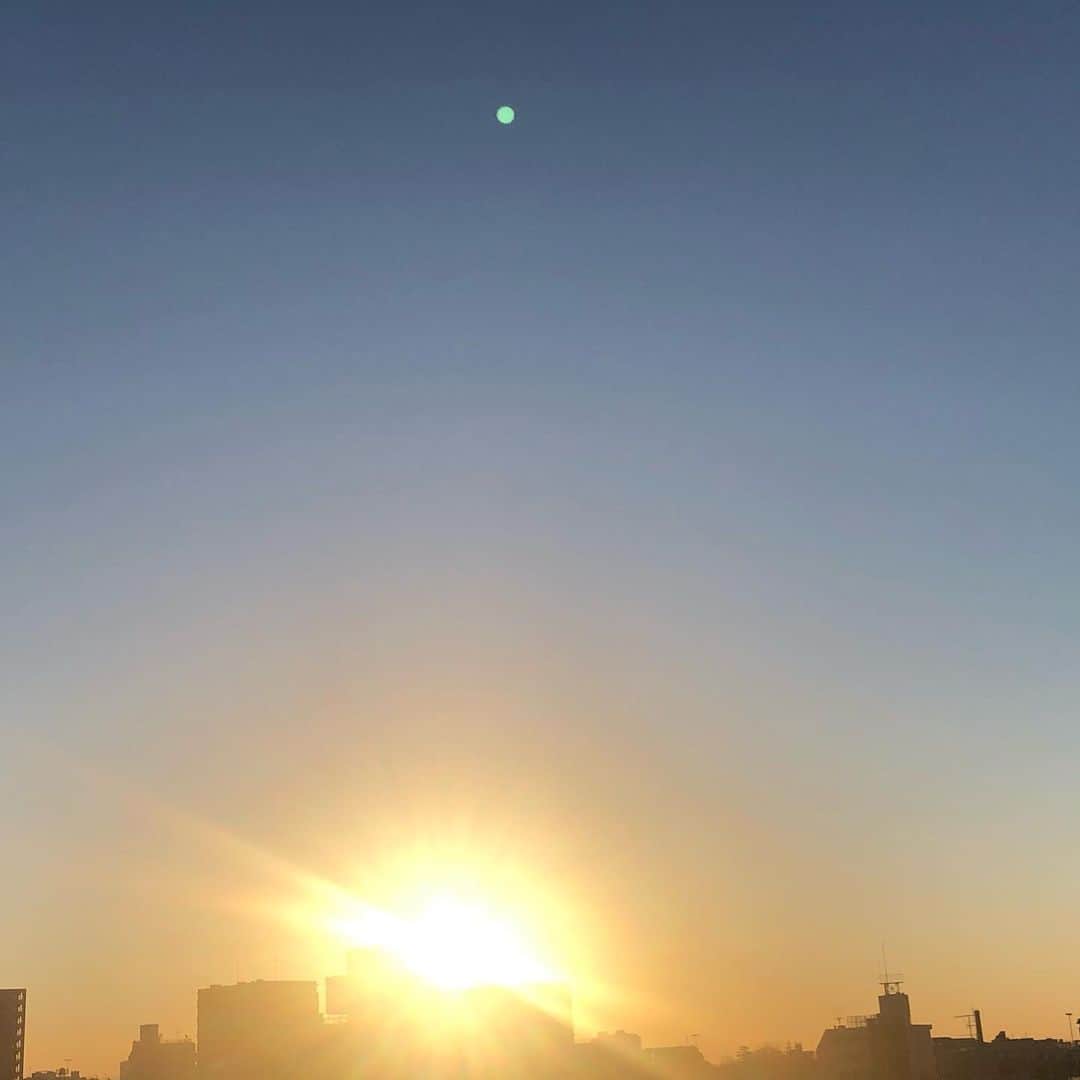市井紗耶香さんのインスタグラム写真 - (市井紗耶香Instagram)「Beautiful morning. おはよう🌞  昨夜の美しい月と今朝の清らかな朝陽 ゆっくり深呼吸 動じない、揺らがない、 本当に大切なものは、目に見えない  遠回りしてでも私たちは愛を持って 生きている。  朝ヨガ🧘‍♀️気持ちいいわ〜 子どもたちとValentine's dayの 準備をしまーす🦚  #love #factfulness #meditation  #future #universe」2月11日 8時43分 - sayakaichii