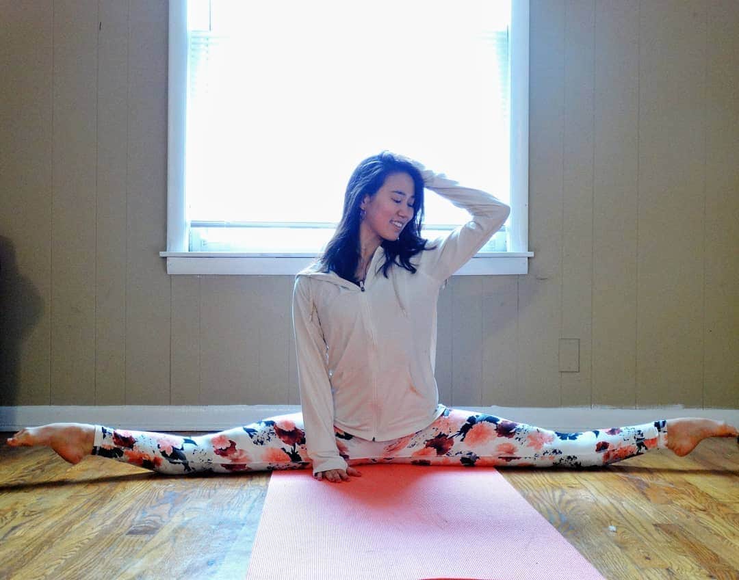 Lily Saito (齊藤莉理)のインスタグラム：「2020 started off pretty rough, but it allowed me to be at one and at peace with myself and my mind. 2020 has already been a time of growth for me, not as I usually would be, pushing my limits everyday and do what I love and that is dance. It has opened me up to so many other things in life that brings me joy. Having more awareness of the traffic in my mind, being more present in every moment of every day. Things that cause you to struggle is part of the process. And this injury has truly made me become one. Reminded me of who I am and how I am not defined by this pain.  Now, it's February. And I'm rocking my floral leggings from @ellieactivewear 💞 With true wholesomeness and confidence. Let February be the month of confidence and self love. 🌺 #JustBeing #LoveEllie #FebruaryEllie • Join the @ellieactivewear subscription box family by using the code 25FEBINF for 25% off of your first box! Offer ends at the end of this month so get it goin! I promise you, their activewear will get you through this year as it's doing for me.」
