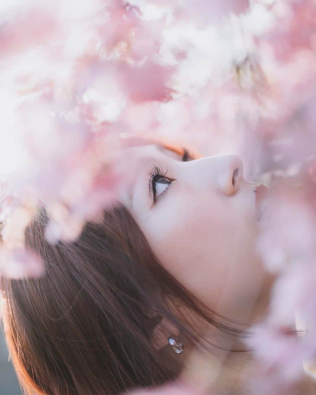 貴愛kwiae Officialのインスタグラム：「spring has come🌸 今日の東京は晴天です。 早く桜を見たいけど、 その前にやること沢山なので、 桜にはもう少し待っていただきたいところ。 * * * * photo @joylous_tokyo * * #sony  #photography  #桜 #photooftheday #shooting  #face #pic #like #sky #love #photograph #spring #光 #pink #桜 #sakura #cherryblossom #springhascome」