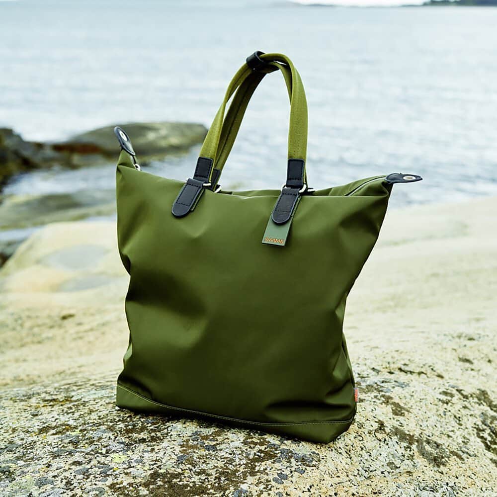 スイムズのインスタグラム：「Carry it all. Do it all. 💪 Our sleek light weight totes are roomy enough for towels and sandals, or galoshes and umbrellas. Also perfect for a weekend get away. #swims #waterfriendly #splashproof」