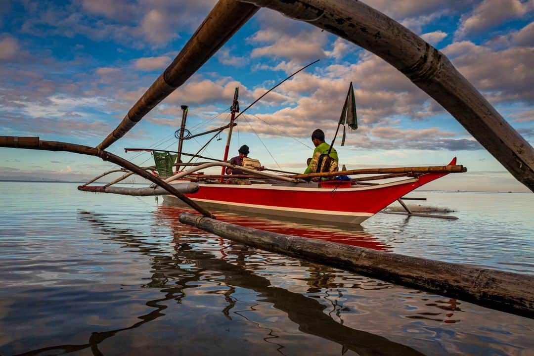 ライカさんのインスタグラム写真 - (ライカInstagram)「These two Filipino men spend their lives at sea. @oliversanjuan took a snapshot with the #LeicaQP.  #LeicaCamera #Leica #🔴📷 #Leicagram #TheLeicaLook #LeicaWorld #Leica_Club #LeicaSociety #LeicaPhoto #lfigallery #leicafotografieinternational #welltraveled #exploretocreate #neverstopexploring」2月11日 0時07分 - leica_camera