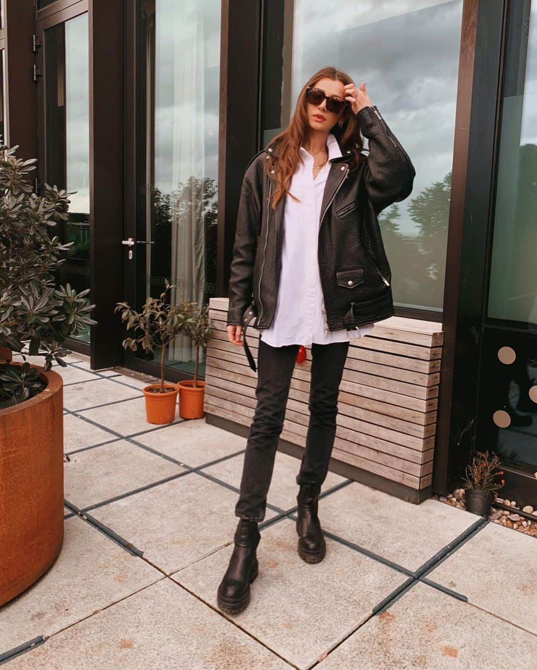 エレノア・カルダーさんのインスタグラム写真 - (エレノア・カルダーInstagram)「Leather weather▪️(outfit tagged)」2月11日 0時17分 - eleanorcalder