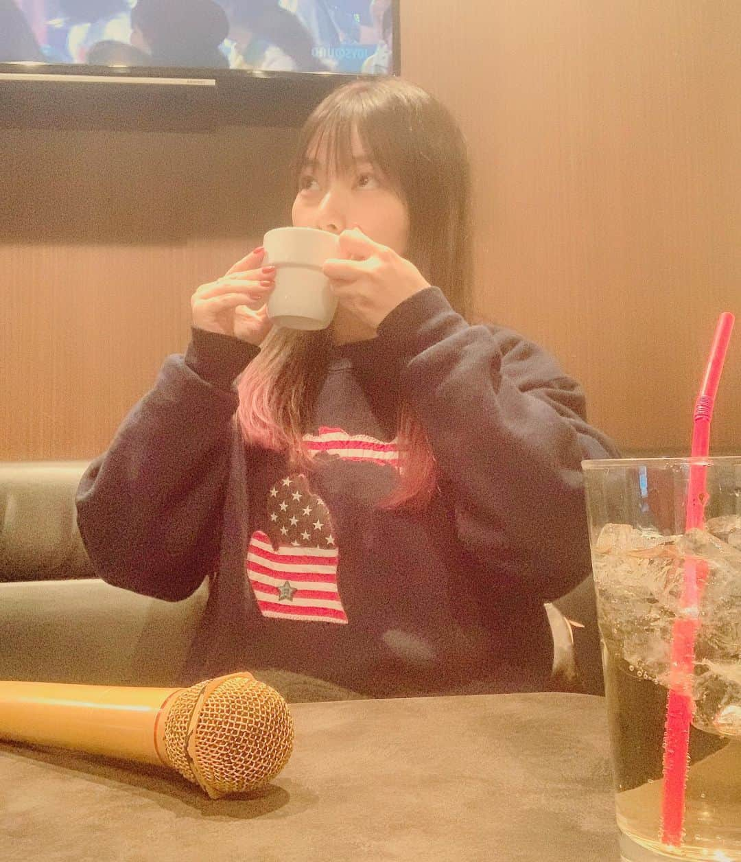 村上瑠美奈さんのインスタグラム写真 - (村上瑠美奈Instagram)「#みるハコ でHYさんのLIVEビューイング! 昔から大好きなHY。 ． 初めてLIVEをちゃんと観て、 素敵なバラードの連続かと思いきや 笑いあり涙ありな LIVEでファミリー感のある素敵なLIVE😂✨ あの歌も聞けた、、！ 歌の力ってすごいよね。  勉強させてもらいました！ ． ． カラオケの部屋だから周り気にせず一緒に歌えるのもよかったー！  #カラオケ #JOYSOUND #ライブビューイング #エイチワイ #HYシンカー #あなた#HYレインボーツアー #HYライブ」2月11日 0時11分 - ruminamurakami