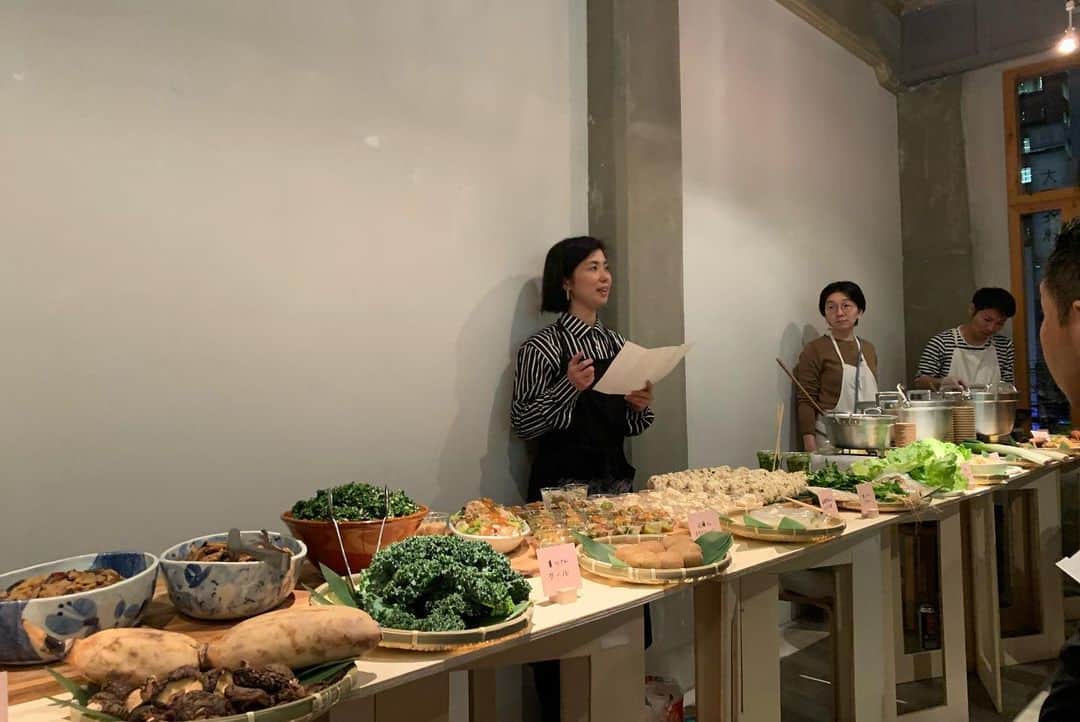 naoko tawaraさんのインスタグラム写真 - (naoko tawaraInstagram)「「 @sakura_select 」の食事会"Sakura Selectファーマーズテーブル"へ。 「SAKURA select」は、愛媛県・東温市で生まれた豊かな食材やユニークな製品などを紹介する活動。 今回の食事会では、奥地さん・磯野さん・さやかちゃんの料理研究家が東温市の豊かな食材を使って、おいしすぎるごはんを振舞ってくれました。娘ももりもり食べてました。 「SAKURA select」に並んでいる商品のなかには、懐かしいものもあり。 一番はなによりらくれん牛乳。小学校の時飲んでたのはこれでした。 東温市の方に、「らくれん牛乳の赤と青は動脈と静脈と表していて、この形は牛のおちちの形なんだよー」と教えてもらって、このデザインがさらにかっこよく思えた。気づいてなかったおもしろいものがまだまだ愛媛にもあるなー。 楽しかったです。ニノくん誘ってくれてありがとう〜  #sakuraselect #東温市 #愛媛県 #toon #のがみさやか #奥地晋也 #ninoinc #らくれん牛乳 #パッケージデザインの話をしたかったのに #写真を撮りそびれたので #画像はサイトから拝借しました #ダメだったら即削除します。 #それ以外はほとんど世界の @takeshibuya の写真です #食事会 #ファーマーズテーブル #Tooncity  #奥地料理研究所」2月11日 0時12分 - noknok705