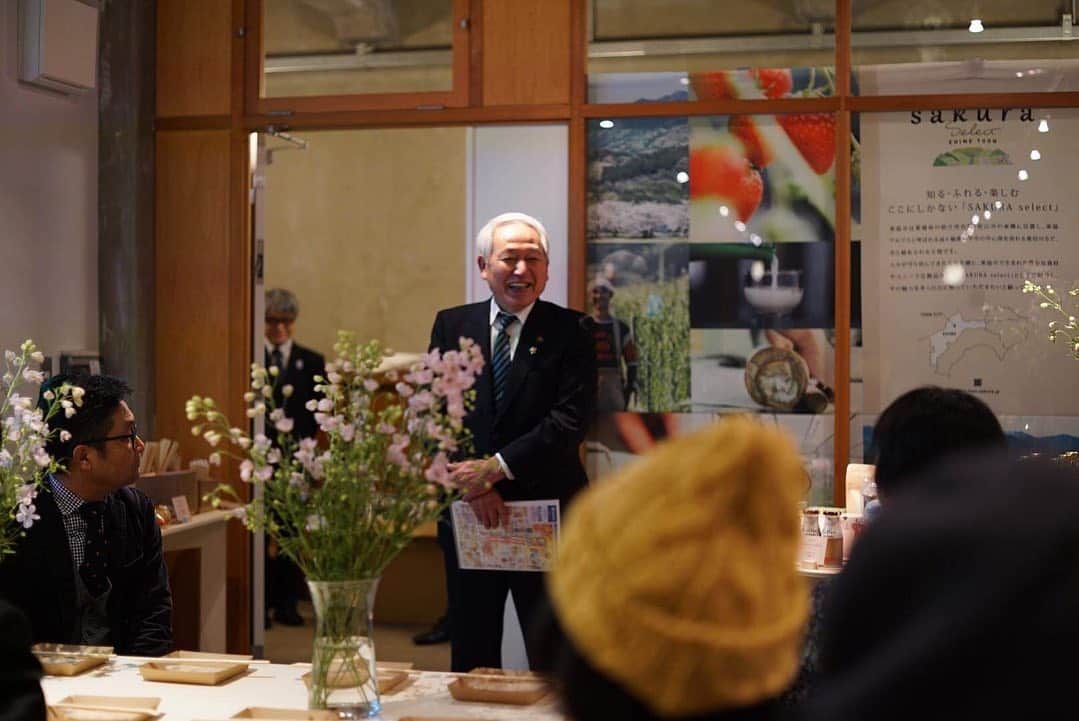 naoko tawaraさんのインスタグラム写真 - (naoko tawaraInstagram)「「 @sakura_select 」の食事会"Sakura Selectファーマーズテーブル"へ。 「SAKURA select」は、愛媛県・東温市で生まれた豊かな食材やユニークな製品などを紹介する活動。 今回の食事会では、奥地さん・磯野さん・さやかちゃんの料理研究家が東温市の豊かな食材を使って、おいしすぎるごはんを振舞ってくれました。娘ももりもり食べてました。 「SAKURA select」に並んでいる商品のなかには、懐かしいものもあり。 一番はなによりらくれん牛乳。小学校の時飲んでたのはこれでした。 東温市の方に、「らくれん牛乳の赤と青は動脈と静脈と表していて、この形は牛のおちちの形なんだよー」と教えてもらって、このデザインがさらにかっこよく思えた。気づいてなかったおもしろいものがまだまだ愛媛にもあるなー。 楽しかったです。ニノくん誘ってくれてありがとう〜  #sakuraselect #東温市 #愛媛県 #toon #のがみさやか #奥地晋也 #ninoinc #らくれん牛乳 #パッケージデザインの話をしたかったのに #写真を撮りそびれたので #画像はサイトから拝借しました #ダメだったら即削除します。 #それ以外はほとんど世界の @takeshibuya の写真です #食事会 #ファーマーズテーブル #Tooncity  #奥地料理研究所」2月11日 0時12分 - noknok705