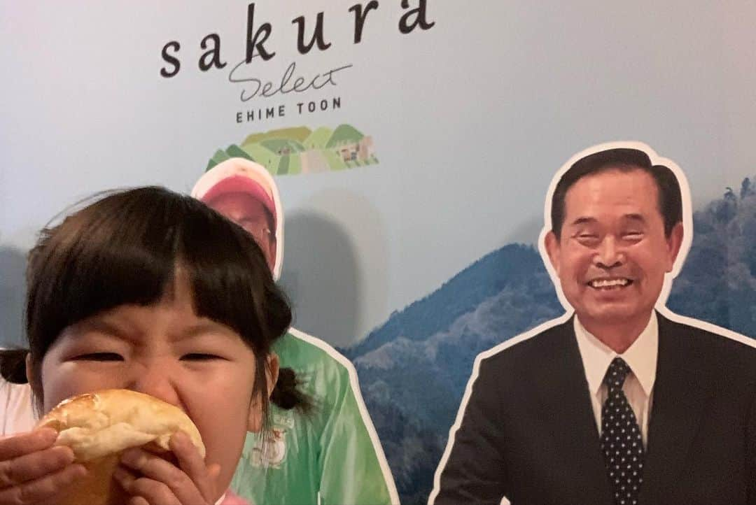 naoko tawaraさんのインスタグラム写真 - (naoko tawaraInstagram)「「 @sakura_select 」の食事会"Sakura Selectファーマーズテーブル"へ。 「SAKURA select」は、愛媛県・東温市で生まれた豊かな食材やユニークな製品などを紹介する活動。 今回の食事会では、奥地さん・磯野さん・さやかちゃんの料理研究家が東温市の豊かな食材を使って、おいしすぎるごはんを振舞ってくれました。娘ももりもり食べてました。 「SAKURA select」に並んでいる商品のなかには、懐かしいものもあり。 一番はなによりらくれん牛乳。小学校の時飲んでたのはこれでした。 東温市の方に、「らくれん牛乳の赤と青は動脈と静脈と表していて、この形は牛のおちちの形なんだよー」と教えてもらって、このデザインがさらにかっこよく思えた。気づいてなかったおもしろいものがまだまだ愛媛にもあるなー。 楽しかったです。ニノくん誘ってくれてありがとう〜  #sakuraselect #東温市 #愛媛県 #toon #のがみさやか #奥地晋也 #ninoinc #らくれん牛乳 #パッケージデザインの話をしたかったのに #写真を撮りそびれたので #画像はサイトから拝借しました #ダメだったら即削除します。 #それ以外はほとんど世界の @takeshibuya の写真です #食事会 #ファーマーズテーブル #Tooncity  #奥地料理研究所」2月11日 0時12分 - noknok705