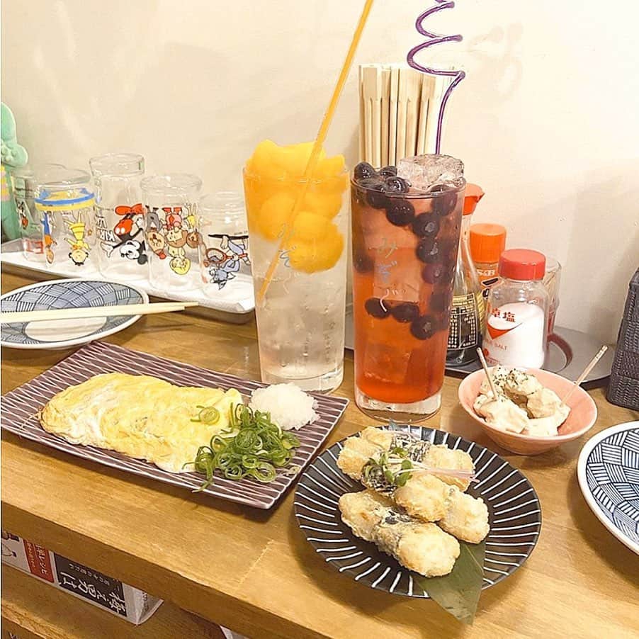 ローリエプレス編集部さんのインスタグラム写真 - (ローリエプレス編集部Instagram)「大阪にある#みぞぐ では、映えグラスにフルーツがたっぷりのったサワーをいただけちゃう♡﻿ ﻿ 店内もレトロな雰囲気で、さらにお酒を楽しくいただけちゃう！﻿ ﻿ ﻿ ﻿ ﻿ ✔︎ @mizoguu﻿ ﻿ ﻿ ﻿ ﻿ ﻿ ﻿ ﻿ ﻿ ﻿ ﻿ ﻿ ﻿ #laurierpress_居酒屋巡り ﻿ ﻿ ﻿ ﻿ ﻿ Thank you♡﻿ @hinano3015 ﻿ ﻿ ﻿ ﻿ ﻿ ﻿ ﻿ ﻿ ﻿ ﻿ ﻿ ﻿ ﻿ ﻿ ﻿ ﻿ ﻿ ﻿ ﻿ #ローリエプレス #大阪カフェ #映えグラス #大阪居酒屋 #立ち飲み屋 #居酒屋 #フルーツサワー﻿」2月11日 0時20分 - laurier_press