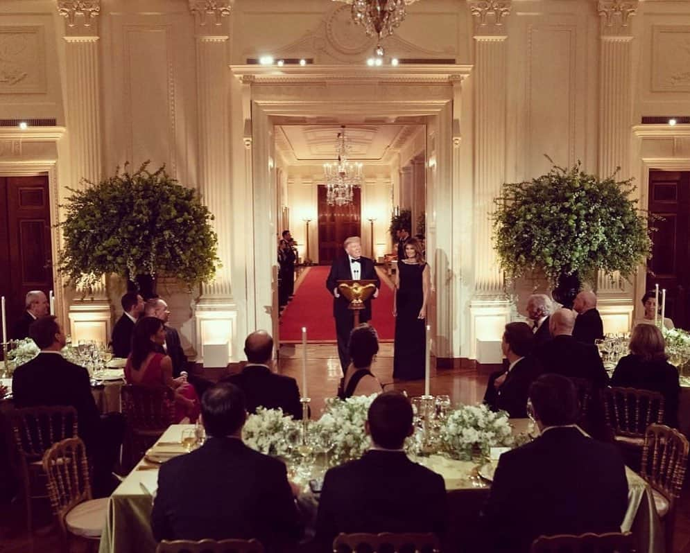 ドナルド・トランプさんのインスタグラム写真 - (ドナルド・トランプInstagram)「#Repost @flotus with @make_repost ・・・ A beautiful evening at the @WhiteHouse with our nation's Governors @governors_nga and their spouses! #GovernorsBall2020」2月11日 0時32分 - realdonaldtrump