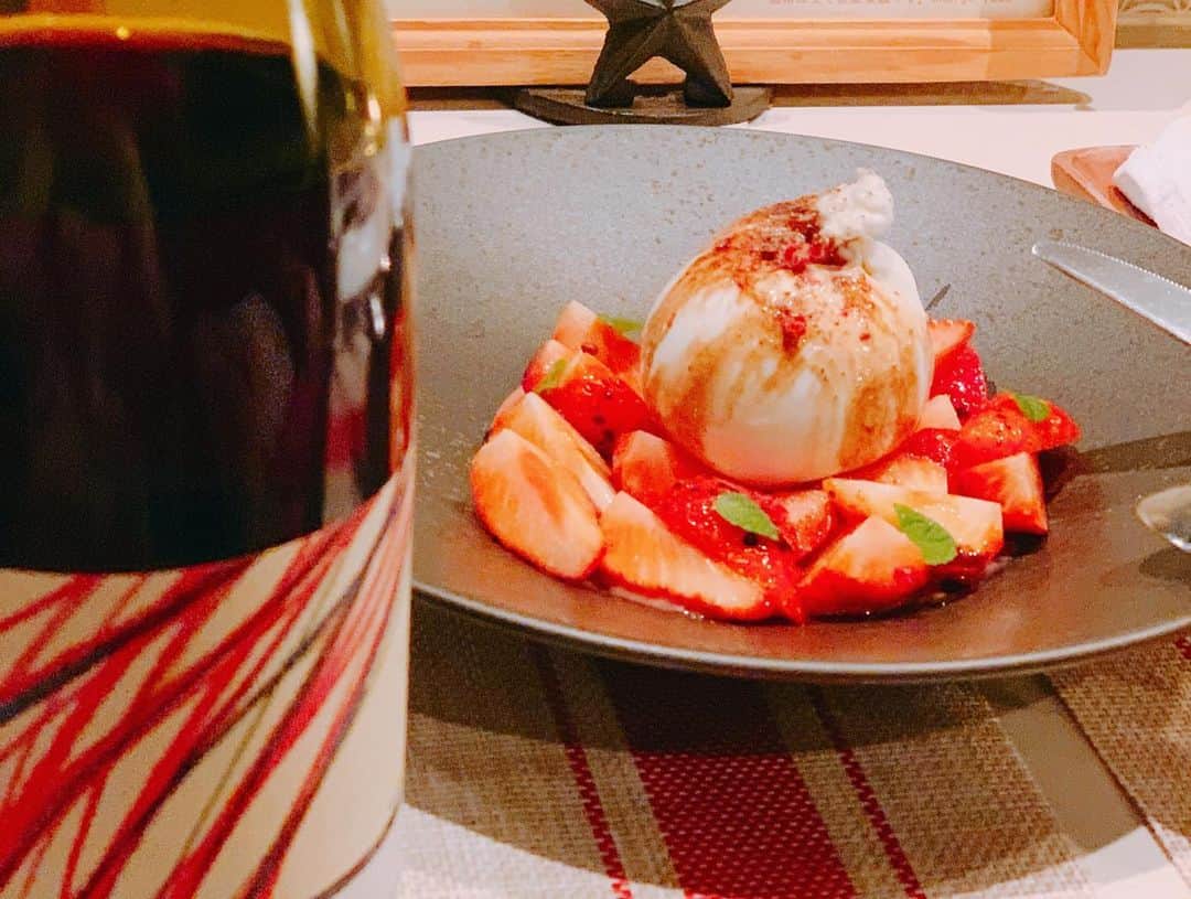 中村愛さんのインスタグラム写真 - (中村愛Instagram)「🧀♡ ・ ・ ・ 久々に飲んじゃいました❣️チーズ🧀とイチゴのマリアージュ最高でした #マリアージュ言いたいだけ  鴨も普段食べないから幸せでしたー⭐️！ #三軒茶屋 #ピノノワール」2月11日 0時38分 - nakamuramura_ai