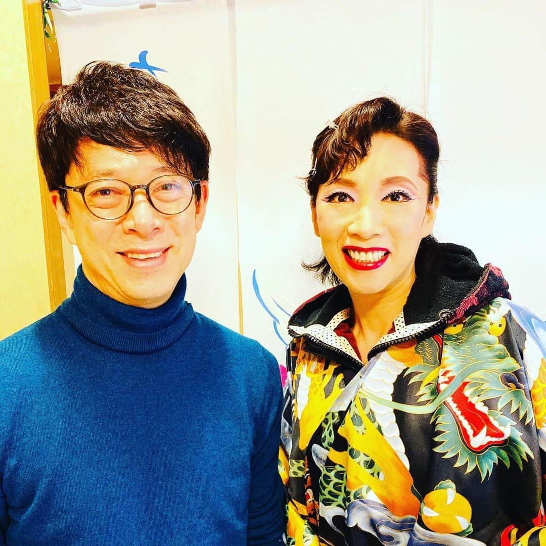 西川忠志さんのインスタグラム写真 - (西川忠志Instagram)「真琴つばささん 。  喜劇・なにわ夫婦八景 主演・真琴つばさ さんです。  真琴さんは言わずと知れた 宝塚・月組トップスターでらっしゃいました！  僕の学生時代の友達もタカラヅカに入団し 月組に配属となり、よく観に行っておりました！  その真琴さんと！まさか！ 僕が舞台で共演させて頂くなどとは 当時夢にも思っておりませんでした！ しかし人生とは不思議！面白い！有難い！  真琴さんは、友達が僕と友達だと話した事を 覚えていてくださり、 今回の顔合わせで初めてお会いした際 この話をまず最初にしてくださいまして 一気に緊張もほぐれました！ 優しく！いつも笑顔の真琴さんです！  そして一昨年、ここ大阪松竹座で僕の大好きな作品 『にんじん』にも出演されておられました！  そしてまた写真の真琴さんの楽屋着が格好いい！ 今朝の開演前に撮って頂いたのですが 僕はまだ寝起きの顔ですね😅失礼しました。  ちなみに私、宝塚市にございます小学校に通っておりました。 クラスの名前が月組、星組、雪組でした！本当に！ 全体を通して僕は月組が多かったです😅  それにしても人生は面白いし！素敵ですね！  感謝  #真琴つばさ　#主演　#大阪松竹座　#喜劇なにわ夫婦八景　 #西川忠志　#吉本新喜劇　#宝塚　#タカラヅカ　#宝塚歌劇団　 #月組　#トップスター　#月組トップスター　#ありがとう　 #ありがとうございます　#感謝　#素敵　#格好いい　#宝塚市 #小学校　#星組　#雪組　#にんじん」2月11日 0時38分 - nishikawa_tada