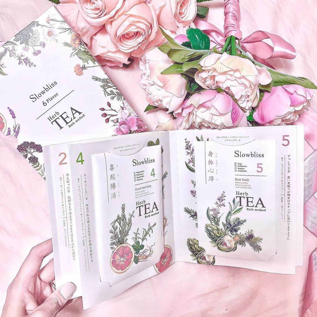 Ayakaさんのインスタグラム写真 - (AyakaInstagram)「フォトジェニックすぎる 詩集みたいな入浴剤💐 * ロフトとかで買えるそうです☺️ 前にストーリーで載せたら DMいただいたので、 写真も撮ってみました😍 * 見た目も可愛いし、 一つ一つ香りが違うので 気分に合わせてつかってます🙋‍♀️ 毎回開けるのが楽しみ✨ * よくある入浴剤みたいな 粉状ではなく、 植物がバッグにはいってて ハーブティーのようになってます☕︎ * フレーバーによっては 色も出過ぎないし、 香りも強くないので 入浴剤の強い香りが苦手ってひとでも これなら良いかも✨ * #入浴剤 #スローブリス #スローブリスハーブティバスメソッド #slowbliss #フォトジェニックコスメ #植物浴 #ロフト #マスト買いコスメ」2月11日 0時40分 - ayaka_ayacandy01