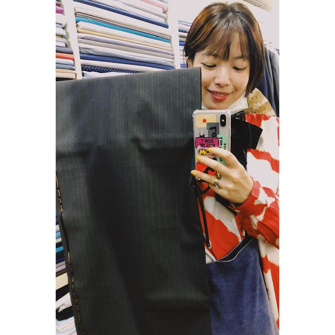 eriさんのインスタグラム写真 - (eriInstagram)「#DEPTreadymadeAODAI  いつもの仕立て屋さんへ。﻿ 前回シルクでアオザイとパンツをセットでつくってもらったので今回もお願いしに。﻿ ここ、たった1日で仕立ててくれるんだよー。﻿ ﻿ 今回はスーツ用の生地でお願いすることにした。﻿ 生地には”wool”と”Cashmere”の文字が書いてあるけどよく見ると﻿ ﻿ “wool feel and cashmere made for Italy”﻿ ﻿ と書いてある。﻿ ﻿ "ウールのような質感とカシミア。イタリアのために作られました"﻿ ﻿ 結局素材なんやねーん﻿ っていう。﻿ ﻿ おばさまに聞いたら﻿ 『コットンに少しポリエステル入ってる！』﻿ ﻿ だって。﻿ ﻿ ﻿ ﻿ アーイ？」2月11日 0時57分 - e_r_i_e_r_i